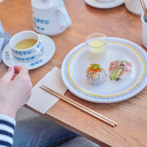 スープストックトーキョー 公式さんのインスタグラム写真 - (スープストックトーキョー 公式Instagram)「【イベントレポート公開中📌】 Soup Stock Tokyoが主宰する 「おいしい教室」 . おいしい教室とは 食 を起点に 「おいしいって何？」を 皆さんと一緒に考えるワークショップです。 . 今回のテーマは、土曜日の朝のすごしかた。 第一回 「おだやかに飲むホットチョコレート」 第二回 「一週間をねぎらうハーブティ」 ． 忙しく働く現代の私たちにとって、 休日の朝は特別な時間です。 特に土曜日は休日のはじまりでもあり、 まだ平日の忙しさの余韻も残っている、 境界のような少し不思議な時間。 今回はそんな土曜日の朝を豊かにすごす エッセンスをお伝えしています。 . ストーリーから、webレポートをご覧ください🚩  #soupstocktokyo #soupstock #soup  #おいしい教室 #ワークショップ #ホットチョコレート#チョコレート #チョコ #🍫 #ハーブティー #ハーブ #ティー #紅茶 #土曜の朝#土曜日の朝#休日#週末#週末の過ごし方」6月8日 10時01分 - soupstocktokyo