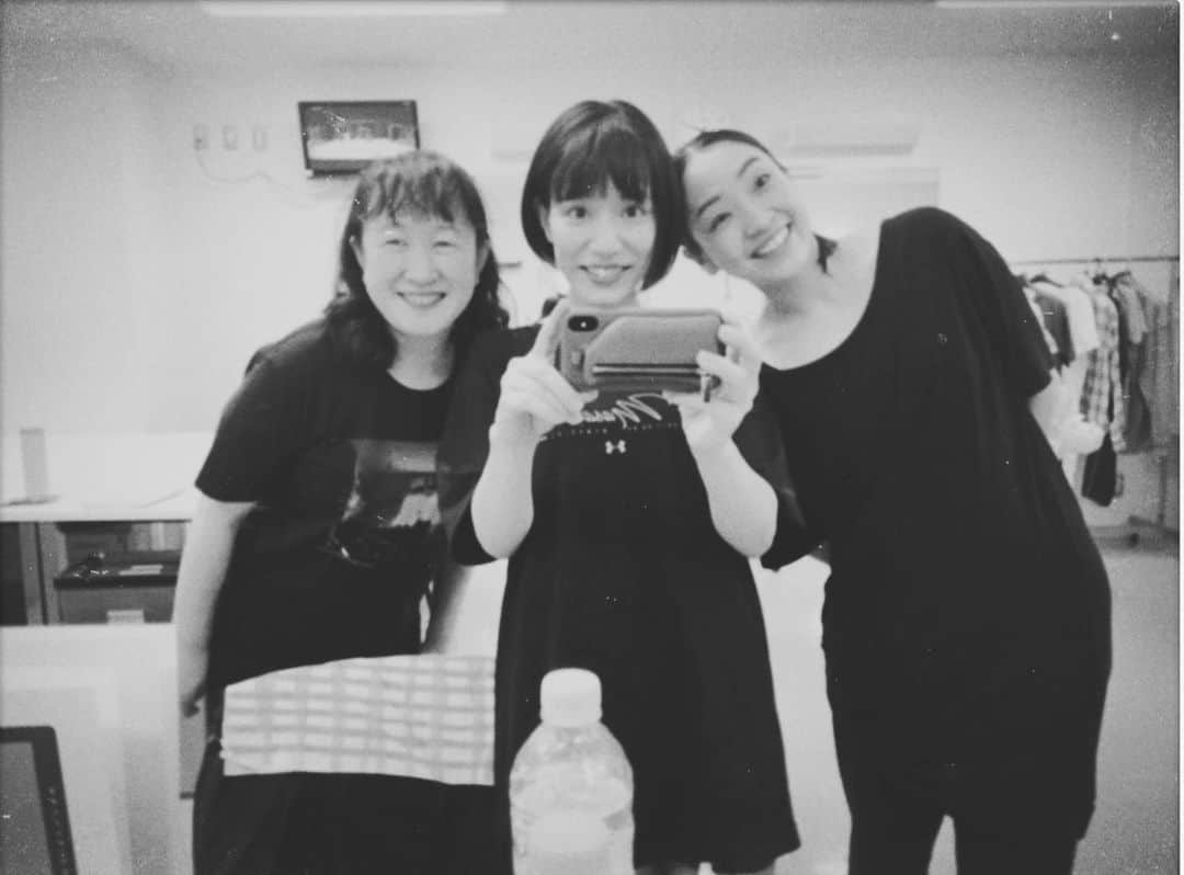 生越千晴のインスタグラム：「. 『ビューティフルワールド』昨日の初日、満席、まことにありがとうございました。アフターイベントにもたくさんの方が残ってくださって。。感謝です。🍀 本日は15時公演。お待ちしております。 当日券若干枚数でます◎ 写真は女子楽屋より。 左から吉岡あきこさん／衣子、おごし／左子、成田亜佑美さん／りく 本当に素敵な役者さんおふたり。」