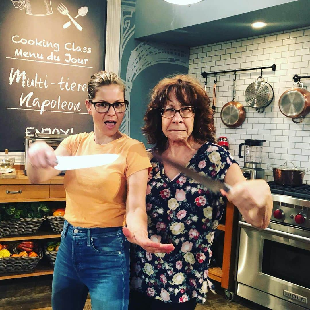 キャンディス・キャメロン・ブレさんのインスタグラム写真 - (キャンディス・キャメロン・ブレInstagram)「When you get to work with comedy royalty @mindyster ! Don’t worry, Frau Farbissina and DJ Tanner were not hurt in the making of this fake knife fight 😂. @fullerhouse #FullerHouse」6月8日 10時12分 - candacecbure