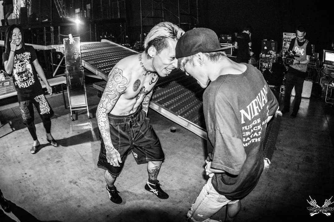 Julen Esteban-Pretelのインスタグラム：「#throwback: What happens when you have Maximum The Hormone and @sim_japan in the same festival? Sparks!!!! #TOURDREAMS #julenphoto #maximumthehormone #simjapan  Shot with @nikonjp: Nikon D7100, Nikkor DX 10.5mm f/2.8, ISO1600, 10.5mm 1/60s at f/4.0, Flash fired #nikon #nikonjp #clubnikonjapan」
