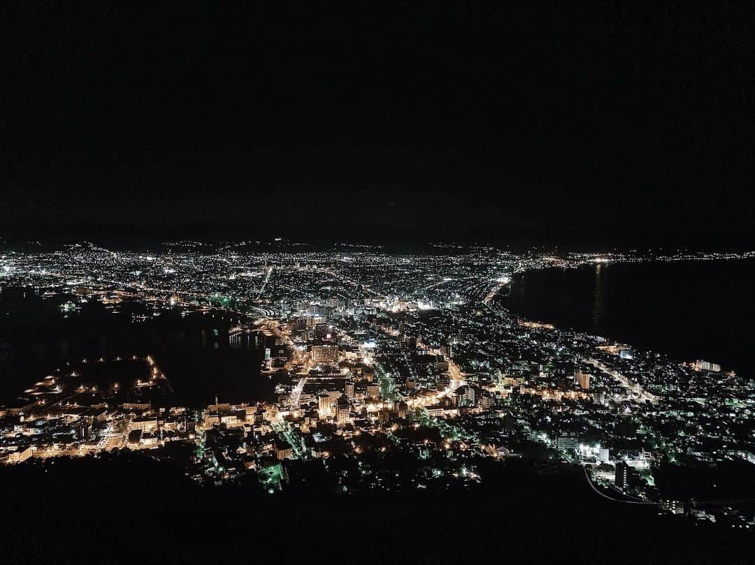 日下裕江さんのインスタグラム写真 - (日下裕江Instagram)「函館山展望台  世界三大夜景の１つ✨  見た瞬間、わぁ✨と声を上げてしまう程美しかったです💖  これはやっぱり生で観ないと分からないですよね✨  香港・函館・ナポリ  残すはナポリを観に行かなきゃ❣️ 100万ドルの夜景と言うのは、 電気代がそのくらいかかってるらしい…笑。  伊能忠敬が北海道で最初に測量した地でもある。 ※17年をかけて日本全国を測量して『大日本沿海輿地全図』を完成させ、国土の正確な姿を明らかにした。  夜は車で登ったんだけど、 22時以降しか車は入れないと後から聞かされ、時間ロスしちゃった💦  ノーチェックだった… やられた… みんな気を付けてね✩︎⡱ , . . 伊能忠敬の豆知識💡 寛政12年（1800年）、日本史上初めて日本の詳細な地形の計測をした伊能忠敬は、箱館を出発点として東海岸から根室まで蝦夷地の実測をした。その起点が函館山であったことを記念して、昭和32年4月、函館市が函館山山頂展望台の側壁に肖像ブロンズを嵌め込んだ碑を設置した。. . .  #函館山展望台 #世界三大夜景 #函館山ロープウェイ #函館山 #函館山夜景 #函館夜景」6月8日 10時11分 - hiroe___h