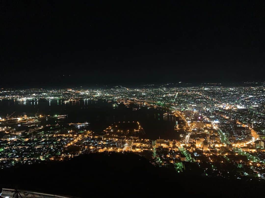 日下裕江さんのインスタグラム写真 - (日下裕江Instagram)「函館山展望台  世界三大夜景の１つ✨  見た瞬間、わぁ✨と声を上げてしまう程美しかったです💖  これはやっぱり生で観ないと分からないですよね✨  香港・函館・ナポリ  残すはナポリを観に行かなきゃ❣️ 100万ドルの夜景と言うのは、 電気代がそのくらいかかってるらしい…笑。  伊能忠敬が北海道で最初に測量した地でもある。 ※17年をかけて日本全国を測量して『大日本沿海輿地全図』を完成させ、国土の正確な姿を明らかにした。  夜は車で登ったんだけど、 22時以降しか車は入れないと後から聞かされ、時間ロスしちゃった💦  ノーチェックだった… やられた… みんな気を付けてね✩︎⡱ , . . 伊能忠敬の豆知識💡 寛政12年（1800年）、日本史上初めて日本の詳細な地形の計測をした伊能忠敬は、箱館を出発点として東海岸から根室まで蝦夷地の実測をした。その起点が函館山であったことを記念して、昭和32年4月、函館市が函館山山頂展望台の側壁に肖像ブロンズを嵌め込んだ碑を設置した。. . .  #函館山展望台 #世界三大夜景 #函館山ロープウェイ #函館山 #函館山夜景 #函館夜景」6月8日 10時11分 - hiroe___h