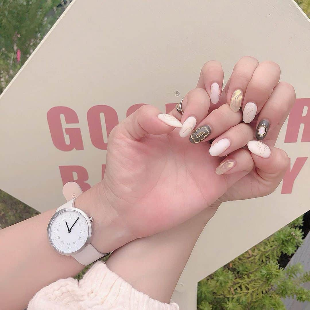 Kikuno Sayumiさんのインスタグラム写真 - (Kikuno SayumiInstagram)「〻watch&nails〻 ・ ・ ・ 最近よく着けてる @mavenjapan の時計⌚ ・ アイボリーのベルトに白い文字盤。それに黒い針のポイントが可愛い〜♡♡そして見やすい。 ・ ・ クーポンコード【say0523 】で10%オフになるよ✧* (期限は2020年5月23日まで) ・ ・ ・ そして#今月のネイル ・ もうちょいしたら落としにいかなきゃ💦しばらく出来なくなるなぁ ・ #ワイヤーネイル で、#チャーリーブラウン と#スヌーピー を描いてもらった♡めっちゃ可愛すぎてニヤニヤする☺︎ ・ ・ 最近白っぽいネイルが抜け感でて好き✧* ・ ・ ・ #mavenwatches #マベン #マベンウォッチズ #腕時計 #時計 #手元倶楽部#春ネイル #ジェルネイル#ネイル#ネイルデザイン #スヌーピーネイル#オシャレネイル #ネイル#nails#nailstagram #naildesign #sayuminail0210#夏ネイル#トレンドネイル#大人可愛いネイル#褒められネイル#ガーリーネイル」6月8日 10時15分 - sayumikikuno