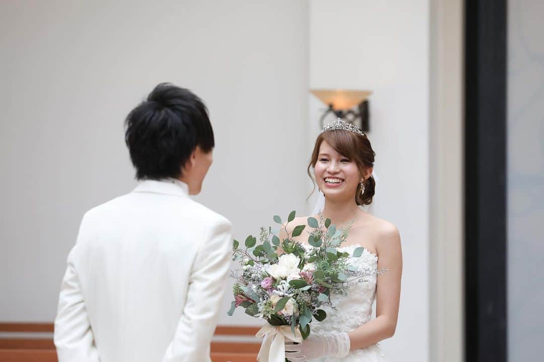 金沢結婚式 ヴィラグランディス金沢さんのインスタグラム写真 - (金沢結婚式 ヴィラグランディス金沢Instagram)「🤫 . 「彼にはドレス内緒がいい！」 と、決めていた新婦様。 . 🤵が見つめる先には… 一段と綺麗な👰が🥺♥️ . 思わずにやけちゃう新郎様でした😳💕 . . #villagrandis #ヴィラグランディス #ヴィラグランディス金沢 #ヴィラ嫁 #ヴィラ婚 #dressmodekazumi #金沢結婚式場 #金沢ゲストハウス #marry #marry花嫁 #結婚式 #結婚式場 #花嫁衣裳 #花嫁衣装 #結婚準備 #運命の一着 #4つの魔法 #プレ花嫁 #卒花 #卒花嫁 #日本中のプレ花嫁さんと繋がりたい #プレ花嫁サポート #プレ花嫁応援 #すべての愛しい人たちへ #ウエディングヘアメイク #トップヘアメイクアーティスト #トータルコーディネート #ファーストミート #ファーストミートの瞬間」6月8日 10時17分 - villagrandis_kanazawa