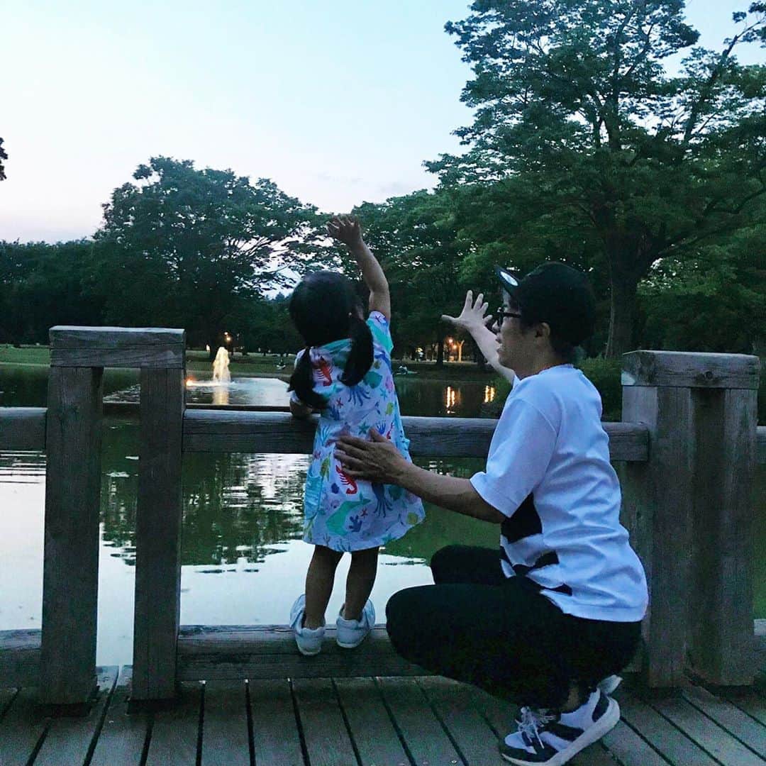 田村淳のインスタグラム：「池の水に興味が出てきたようです  #池の水全部抜く」