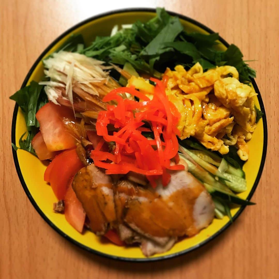 松谷ヒロキのインスタグラム：「具を載せすぎて麺が見えなくなった冷やし中華。夏。 いや、梅雨か。 Chilled Chinese noodles where the ingredients are too much and the noodles can not be seen.  summer.  No, the rainy season?  #円スタグラム #art #lights  #food #iPhone7plus #focus #cool #kawaii #japanese #comedian #tokyo #japan #love #instagood #instalike #webstagram #follow #followme #followforfollow #写真 #アート #おうちごはん #料理男子 #まつたにめし」
