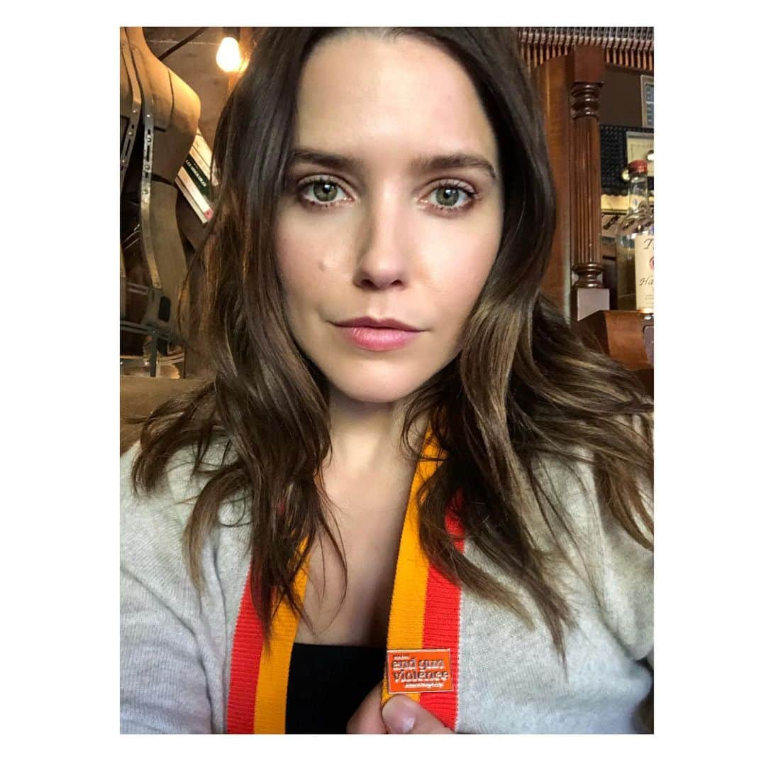 ソフィア・ブッシュさんのインスタグラム写真 - (ソフィア・ブッシュInstagram)「Today we #WearOrange 🧡 To honor both gun violence victims and survivors. The people who died in prayer. In churches. In synagogues. In mosques. The people who lost their lives at the movies. At concerts. The kids executed in their high schools. In middle schools. In elementary schools. Pre-schools, even. Kids killed on college campuses. The folks who died when they thought they would be dancing. In a bar. A nightclub. The ones who were killed in a hospital, where you’re meant to heal. In the airport. The newsroom. The yoga studio. At home. Where women are 5x more likely to die in a domestic dispute if a gun is present. We honor those killed in their offices. In their city municipal building. In a restaurant.  Those killed on their military base. At their local bowling alley. Standing on a street corner. Those lost because they showed up for their community at a political event, on what was apparently the wrong day. I wear orange for my cousin’s nine year old daughter — who I never got to meet because we always thought there would be plenty of opportunities for the family to eventually be in the same state at the same time — None of us could have imagined that a grown man would shoot a nine year old girl in the chest, indiscriminately, as though a little child could ever deserve such a thing. Time is an illusion. I will never forget that. We all wear orange to call attention to the national crisis that kills 100 Americans every single day. We do not have to live and die like this. There is a better way. @momsdemand @everytown @iamavoter  #momsdemandaction #everytown #gunviolence #iamavoter」6月8日 10時27分 - sophiabush