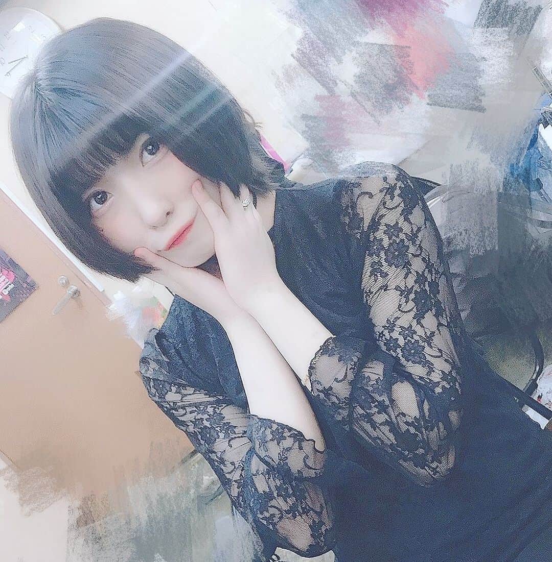 東雲れいかのインスタグラム：「変わりました、伝わりにくい、、、あぁ。  #ウルフカット  #ソフトウルフ #髪型」