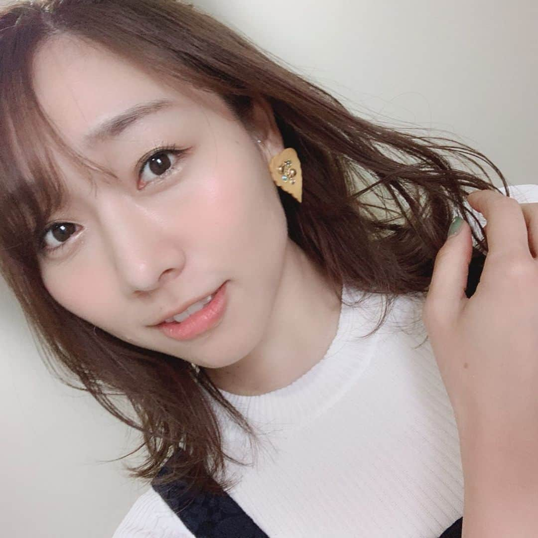 須田亜香里さんのインスタグラム写真 - (須田亜香里Instagram)「梅雨ですね〜 でも今日の名古屋は晴れ☺️ 徳ちゃんとウルフィと素敵な写真が撮れたので貼ります🥰 実は6月6日(木)のドデスカは、1年半番組出演してて実は初のガチ私服でしたの。（ロケは私服だったけどね） 前日に慌てて買ってきた(笑) 店員さんに相談しながら選びました☺️ 前にスリット入ってて可愛いんだ〜 今回はピンチヒッター出演でしたが、こうして未熟な須田でも頼っていただけたことが本当に嬉しかった！ これからも頑張ります☆  #ドデスカ #コーディネート #私服 #梅雨」6月8日 10時36分 - akarisuda