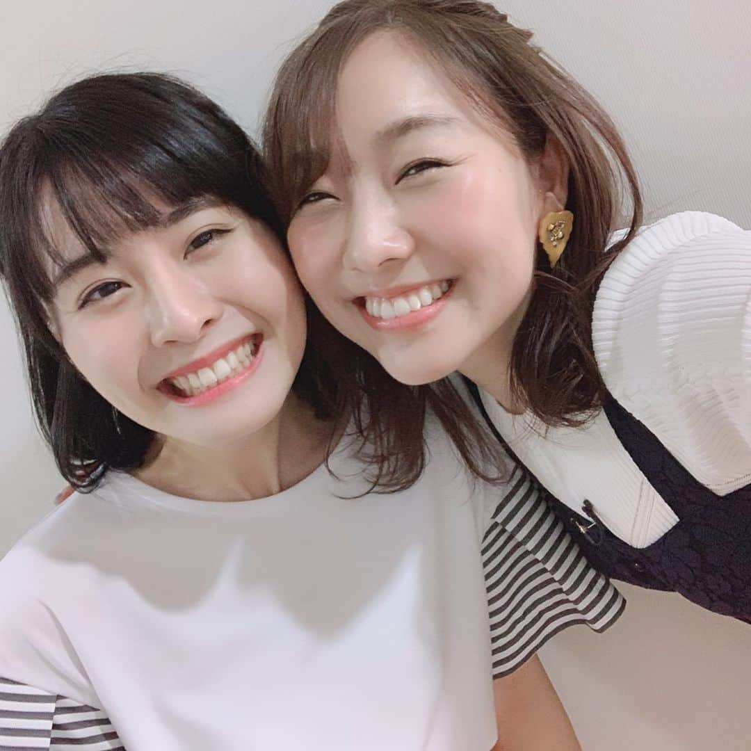 須田亜香里さんのインスタグラム写真 - (須田亜香里Instagram)「梅雨ですね〜 でも今日の名古屋は晴れ☺️ 徳ちゃんとウルフィと素敵な写真が撮れたので貼ります🥰 実は6月6日(木)のドデスカは、1年半番組出演してて実は初のガチ私服でしたの。（ロケは私服だったけどね） 前日に慌てて買ってきた(笑) 店員さんに相談しながら選びました☺️ 前にスリット入ってて可愛いんだ〜 今回はピンチヒッター出演でしたが、こうして未熟な須田でも頼っていただけたことが本当に嬉しかった！ これからも頑張ります☆  #ドデスカ #コーディネート #私服 #梅雨」6月8日 10時36分 - akarisuda