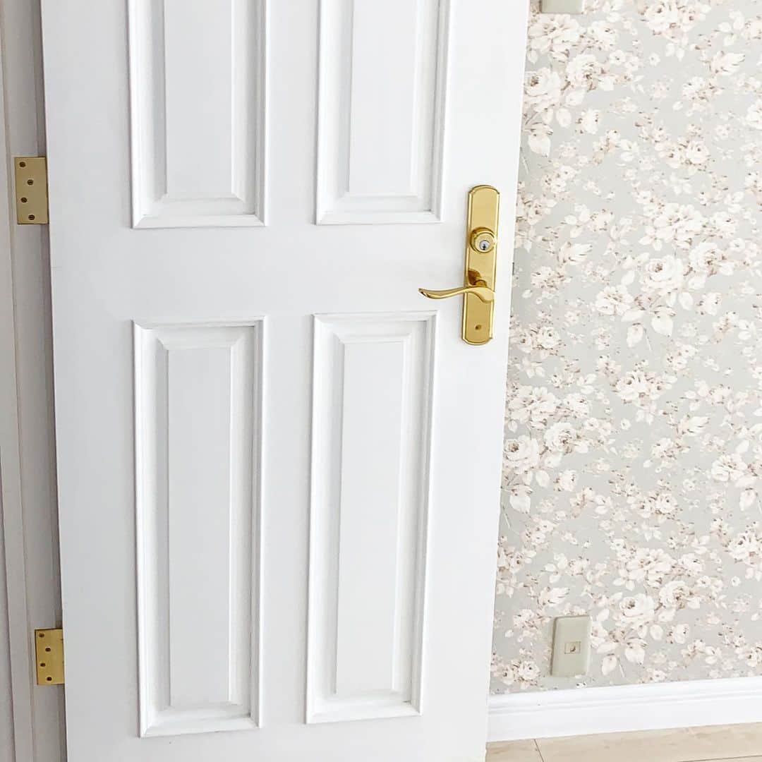 のインスタグラム：「特注で作ったお家のドア🚪 職人さんの手彫り♡ テーブルも作ってもらったの 私が細部まで煩いから困らせました🤭 しかも何処よりもリーズナブルにやってくれるし仕事早いし文句なしです😻 お家まで作れて家具や建具も希望通りにしてくれるからずっとこれからもお世話になります🙌🏻 お家は2×4ともうひとつは在来で建てました👍🏻 #シャビーシックインテリア #インテリアコーディネート #家具 #寝室 #スペイン家具 #ドイツ家具  #インテリアコーディネーター #サンゴ #インテリア #インテリア雑貨 #ザラ #インテリア家具 #インテリア照明 #シャンデリア #マイホーム #お家 #お家づくり #ホワイトインテリア」