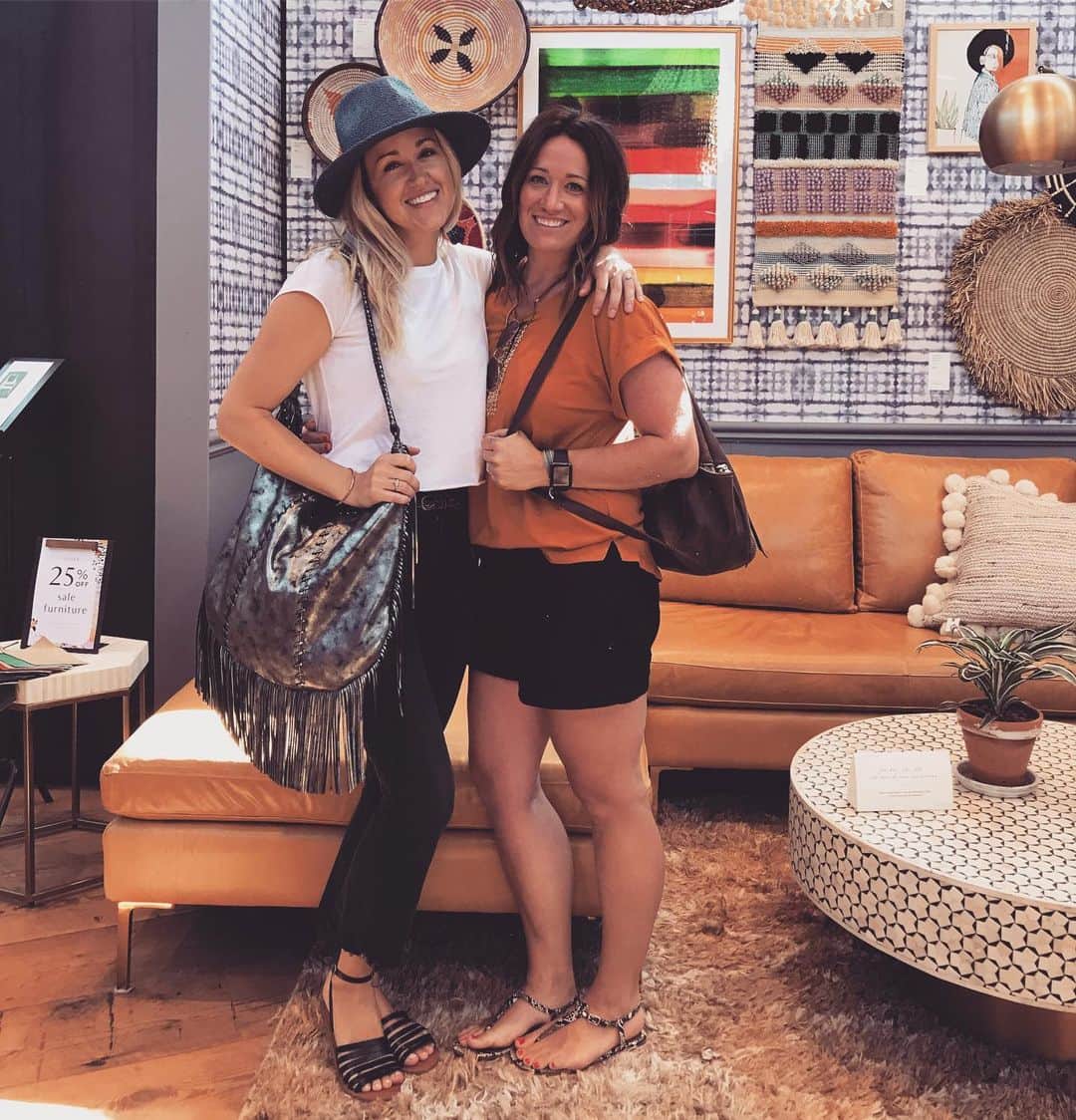 ブリット・ニコルのインスタグラム：「Thank you to the sweet people @hobotheoriginal for giving me these beautiful bags!!! :) I have gotten so many compliments on them and love sharing that they came from you! Such a great brand and good people!!!! 🧡🌻🌵」