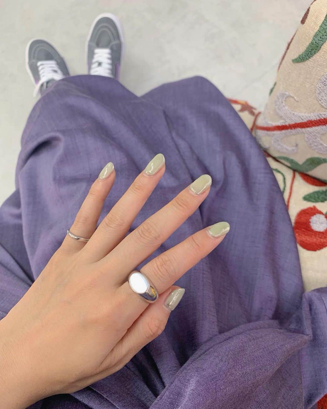 のインスタグラム：「💅💪🏻👀💍 まとめちゃう。﻿長いから注意⚠️﻿笑 ﻿ ネイル▷ @chipieee_tokyo ﻿ 何色も混ぜて作っていただいたくすんだ緑色(いい色すぎる♡)にミラーネイルをランダムにON(囲むように) 激かわすぎるのと、お洋服に合わせやすくて嬉しい！﻿ ﻿ マツエク▷ @garland_eyelash ﻿ 毎度ちょっとデザインを変えてみたりしてるのですが、今回は前回と同じ。ずっと前からフラットラッシュ。軽くて持ちも良くて、すきです。CカールとJカールを混ぜてます！詳しくは毎回ブログに書いてるので #ちひろの美容 #マツエク で検索✔️(ブログ友達登録ありがとう♡)﻿ ﻿ トレーニング▷ @mako_trainer ﻿ 筋肉痛がやっと終わった。笑 咳と筋肉痛のダブルトレーニングにより2キロもやせていた分かりやすい身体。﻿そして別に体重をどうにかしたい訳ではないのですが(体重計ないし)憎き二の腕のお肉はどうにかしたい。﻿ 身体のバランスに対して圧倒的に太い二の腕。誰か住み着いているのでは？と疑って30年。﻿ マコトレを信じて今年こそはいい二の腕を目指したいです。﻿ ちなみに、いい身体とは誰かと比べるのではなくて、自分が少しでも好きでいられるということかなぁ〜 (欲を言うとキリがない、、、)﻿ ここが筋肉あってカッコよくて好き、とか、ここが柔らかくて女っぽくて好き、とかお尻にお肉つけて上がってたらデニム可愛く着られて好き、とかそういう感じで◎﻿ キツすぎてブーブー言いながらも身体を動かすの好きだし、筋肉痛もたのしみだし、変化が目に見えてわかるのがたのしいの☺️﻿ ﻿ #裏ピース #ださめ #長すぎた #猪鼻ネイル #ちひろの美容 #ちひろの運動﻿ #ちひろのお洋服」