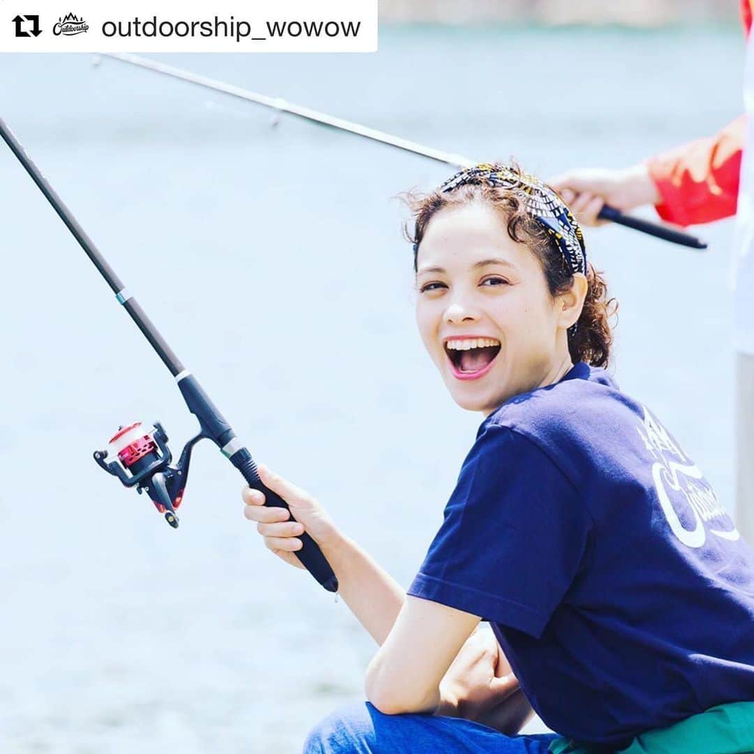 のインスタグラム：「このあと13:00〜はWOWOW！ 「アウトドアシップ〜ソト・タビ・アレコレ〜」の#10がオンエアです♩ ・ 福井県若狭湾での2日目 なんとも言えない淡いブルーに輝く美しい海を堪能した日 ・ 釣り糸が何度も絡まっちゃって、菖蒲理乃ちゃん @shobuayano に毎回解いてもらってました笑 ありがとう😌💦 ・ この日私が着ているのは番組オリジナルＴシャツ ホームページから購入出来るのですがなんとネイビーはすでに完売……！ Ｔシャツ以外にも可愛いオリジナルグッズがあるので 番組ホームページ(プロフィールにリンクあります！)をぜひチェックしてみてください😊 ・ ・ ・ #Repost @outdoorship_wowow with @get_repost ・・・ Tシャツ、作っちゃいました！﻿ ﻿ Outdoorshipの番組や﻿ このアカウントを見てくださっている方々 裏で支えてくださってるスタッフのみなさん﻿ ﻿ いつもありがとうございます😊﻿ ﻿ みなさんに支えられて、﻿ アウトドアの魅力を伝えてきましたが、﻿ 何か、記念アイテムを残したい！﻿ ﻿ ということで、番組オリジナルTシャツをつくりました。カラーは、白、黒、ネイビー﻿ ﻿ 着用してくださっているのは、今週末よりスタートする #福井編 のメンバー 仲川希良さん﻿ ﻿ WOWOWのオフィシャルショップ﻿ #wowshop にて発売中です﻿ 気になる方は、 wowshop アウトドアシップを検索してみてくださいね。﻿ ﻿ ﻿ #wowow﻿ #outdoorship﻿ #outdoor﻿ #trip﻿ #タビジョ﻿ #ソトアソビ﻿ #キャンプ﻿ #アウトドア﻿ #ファミキャン﻿ #outdoorstyle﻿ #菖蒲理乃﻿ #山本真由美﻿ #仲川希良﻿ #キャンピング﻿ #camp﻿ #キャンプ女子﻿ #アウトドア女子﻿ #女子旅﻿ #キャンプ好きな人と繋がりたい﻿ #gear﻿ #テント﻿ #item﻿ #bepal﻿ #camphack﻿」