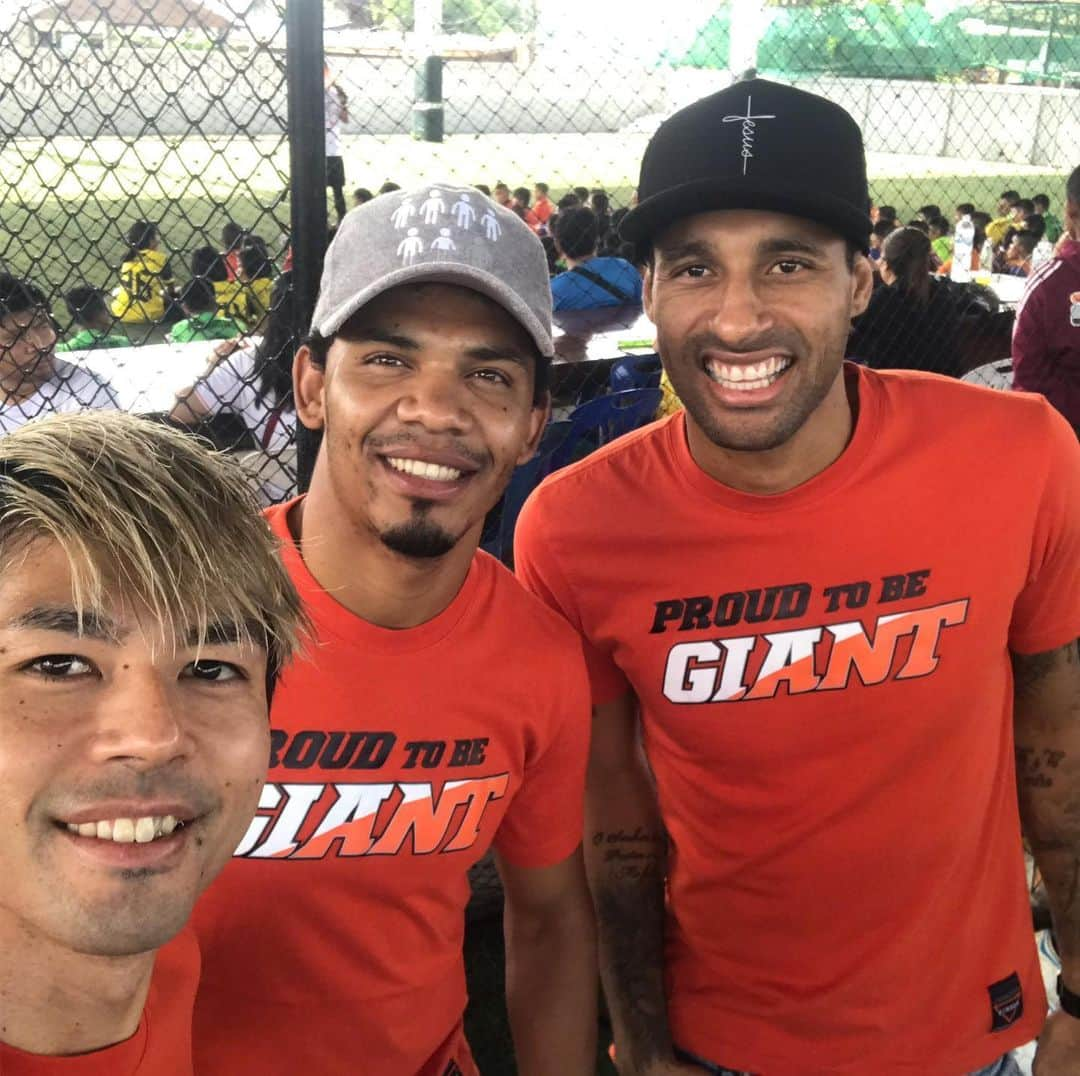 下地奨さんのインスタグラム写真 - (下地奨Instagram)「Ceremony of Academy UDFC ❤️ #academy #udfc #football #thailand #udonthani」6月8日 10時54分 - sho_shimoji