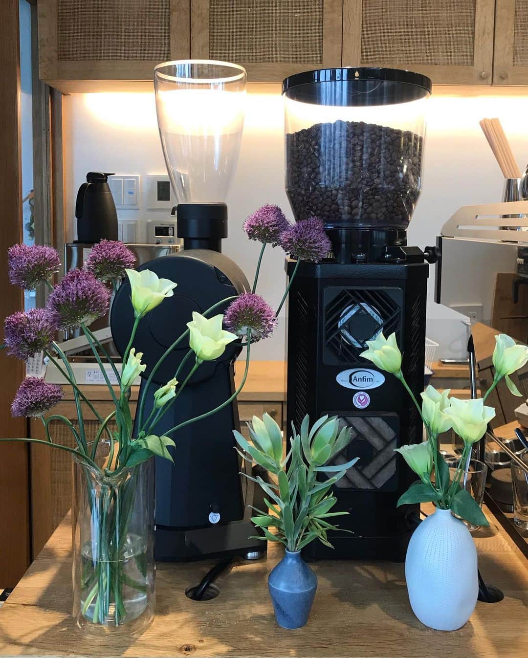 goodcoffeemeさんのインスタグラム写真 - (goodcoffeemeInstagram)「We don’t give awards at Good Coffee, but if we did - the new Onibus Coffee in Yakumo would be nominated for most of them. Another beautiful spot in Tokyo dedicated to specialty coffee - roasting and educating. @vja 💯  #goodcoffee_yakumo #goodcoffee_toritsudaigaku #goodcoffee_komazawadaigaku #goodcoffee_tokyo #onibuscoffee #onibuscoffeeyakumo」6月8日 10時57分 - goodcoffeeme