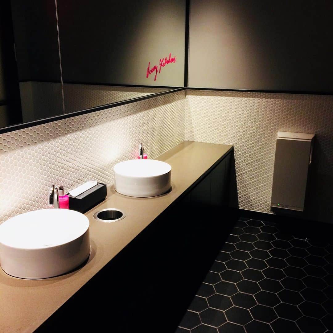 小栗左多里さんのインスタグラム写真 - (小栗左多里Instagram)「Moxy Tokyoの続き。 カウンターに続くラウンジ。 トイレのサイン、車椅子バージョンを初めて見た。綺麗なトイレは多々あるけど、ドアノブや鍵までこだわっているとこは珍しいと思う。続く。 #ホテル#モクシー#錦糸町#カフェ#レストラン#バー#ロビー#インテリア#デザイン#インテリアデザイン#おしゃれ#イラスト#ランチ#国際結婚#漫画家#風景#カラフル#アート#クマ＃家具#風景#トイレ #hotel#cafe#restaurant#tokyo#interiordesign#design」6月8日 10時59分 - oguri_saori