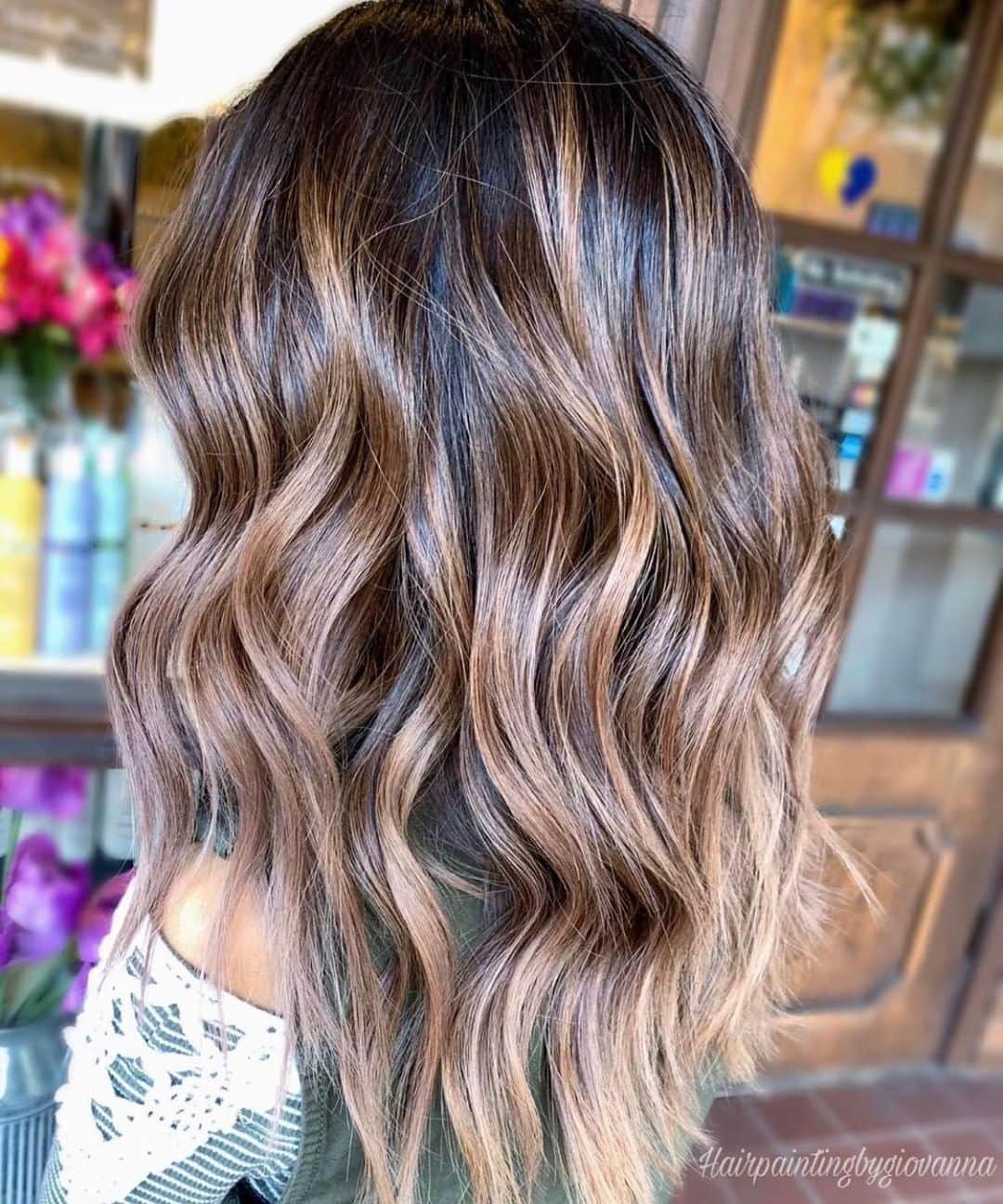 CosmoProf Beautyさんのインスタグラム写真 - (CosmoProf BeautyInstagram)「Our Beach Waves #hairoftheday goes to @hairpaintingbygiovanna for this bronze #balay babe colored with all @guytang_mydentity + @olaplex, using @framar color brushes (Check out her page for the full color formula) --- 👇 Rules Below!👇 1️⃣Tag your photo #BeachyHOTD #cosmoprofbeauty #licensedtocreate 2️⃣Post a photo of your hair style against an uncluttered background 3️⃣Mention any products used to color or style the hair --- #repost #hairpaintingbygiovanna #wavyhair #beachwave」6月8日 11時00分 - cosmoprofbeauty