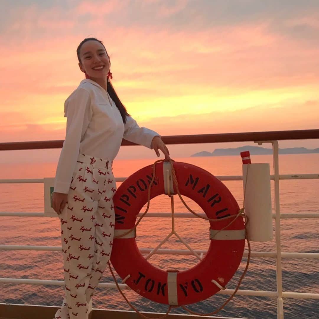のインスタグラム：「にっぽん丸から望む最後の夕日は水平線ではなく隠岐の島へ落ちてゆきました。橙から赤、沈んだ後のパープルスカイも それはそれは美しく、我々の前途を祝し見送ってくれているようでした。 夜はまた 満天の星を蓄えた天の川に想いを馳せ、漆黒の海を突き進むこの船のごとく、あらためて志強く前へ進む決意をしました！ 旅を通し、ライブを通し、多くのドラマに触れたにっぽん丸での日々、これにて終演です！ ありがとうございました！ #レイタビ #にっぽん丸 #ありがとう」