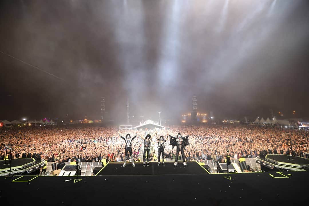 KISSさんのインスタグラム写真 - (KISSInstagram)「Wow! #KISSARMY you were awesome tonight at the Sweden Rock Festival. 35,000 plus strong!」6月8日 11時08分 - kissonline