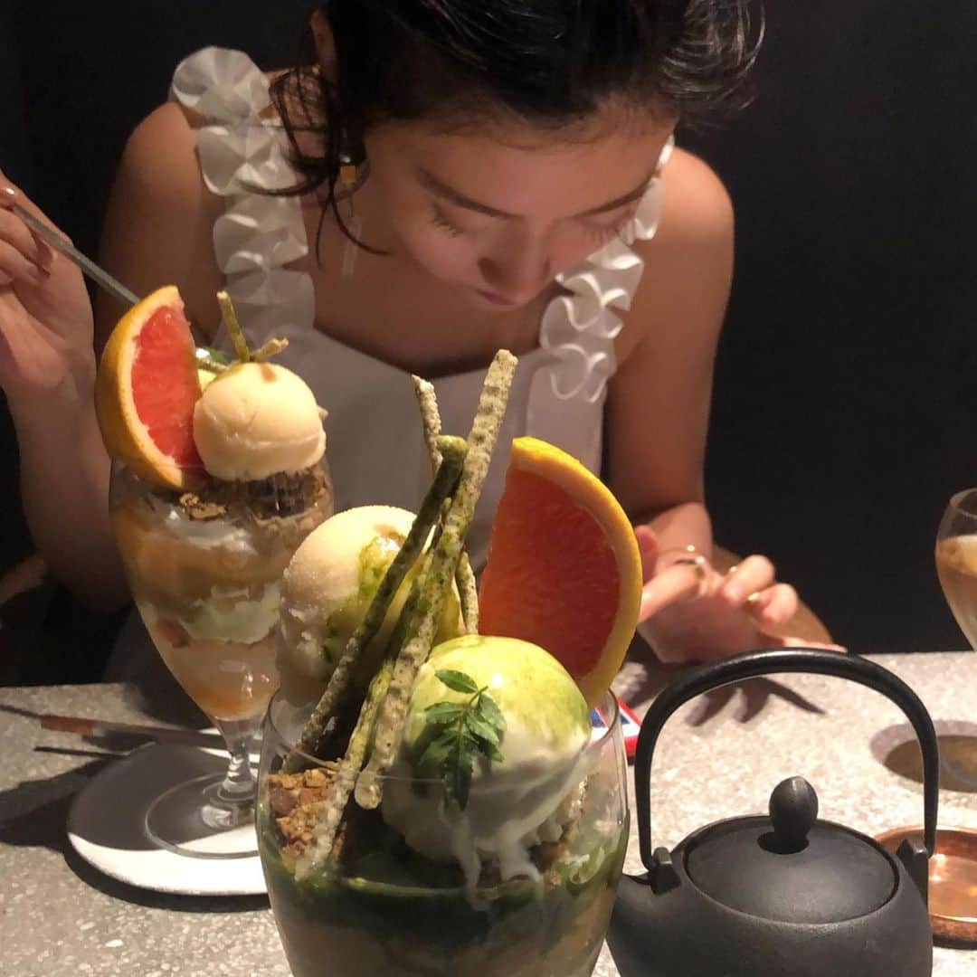 酒井景都さんのインスタグラム写真 - (酒井景都Instagram)「「美女とパフェ」  最近仲良くなったrisaと等々力にあるパティースリーPÂTISSERIE ASAKO IWAYANAGI いつも季節のパフェを2種提供しててほんと美味しいの！始まりから終わりまで楽しませてくれる。旬のフルーツも当然ながら美味しいけど私はここのアイスクリームが好き。だいたいパフェの底の方って、惰性で続いてることが多くて美味しくないことが多いけど最後まで妥協してないんだよね。  至福の時間。」6月8日 11時10分 - katiiesakai