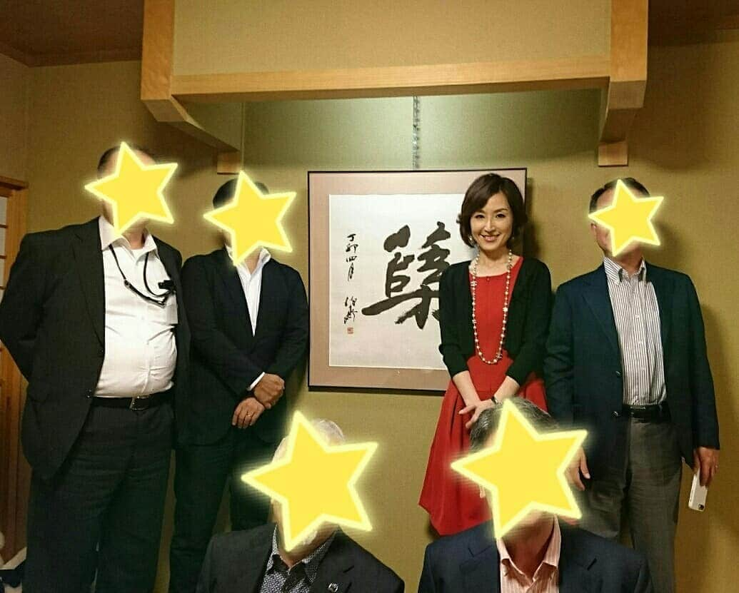 丹野みどりさんのインスタグラム写真 - (丹野みどりInstagram)「東京は赤坂の割烹『津やま』  大物政治家の皆さんが御用達で なかでも小泉純一郎元総理が 愛してやまないお店だそうで おとといも来店していたとか！  ニュースなどでよく見ていたお店だ❗ という おのぼりさん心になりました(笑)  いつも名古屋で お食事会をしている方々と 今回はそんなお店へ。  お料理は本当にどれも美味しく  さすがだと感じました。  〆は名物「鯛茶」 これもめちゃくちゃ美味しい😂  2階の個室は 小泉元総理が要人を招いたり 密談したり？ インタビューを受けたりするのに 使われるそうです。  壁の文字が読めず女将にお聞きしたら 『蘖 ひこばえ』という字だそうで 調べると 木の切り株や根元から生えてくる 若芽のことで、 太い幹に対して孫(ひこ)に見立てて 孫生え(ひこばえ)というそうです。  皆さんは どのような意味を感じますか？ 命のリレー？ 生命力？ 切り株からまた生まれてくる再生力？  切り株や根元から 生えてくるということは、  元々はすでに樹木として生きてきて そこへ新たに顔を出す訳ですから 元々の樹木としての養分を活かして 生えてくるというところに  これまでの経験を活かしながら また新しく育っていきなさいと 今の自分を励まされているように 感じました。  貴重な体験をさせて頂き ありがとうございました。  #割烹#津やま#小泉純一郎元総理御用達#Japanesefood#dinner#グルメ#ひこばえ」6月8日 11時16分 - midorimarron