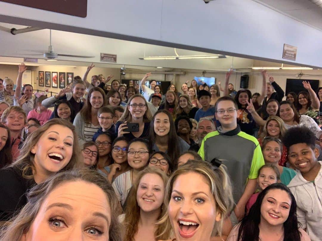 アンドリア・バーバーさんのインスタグラム写真 - (アンドリア・バーバーInstagram)「Pre-show selfie with the audience line! We appreciate you waiting so many hours! ❤️ #fullerhouse」6月8日 11時17分 - andreabarber