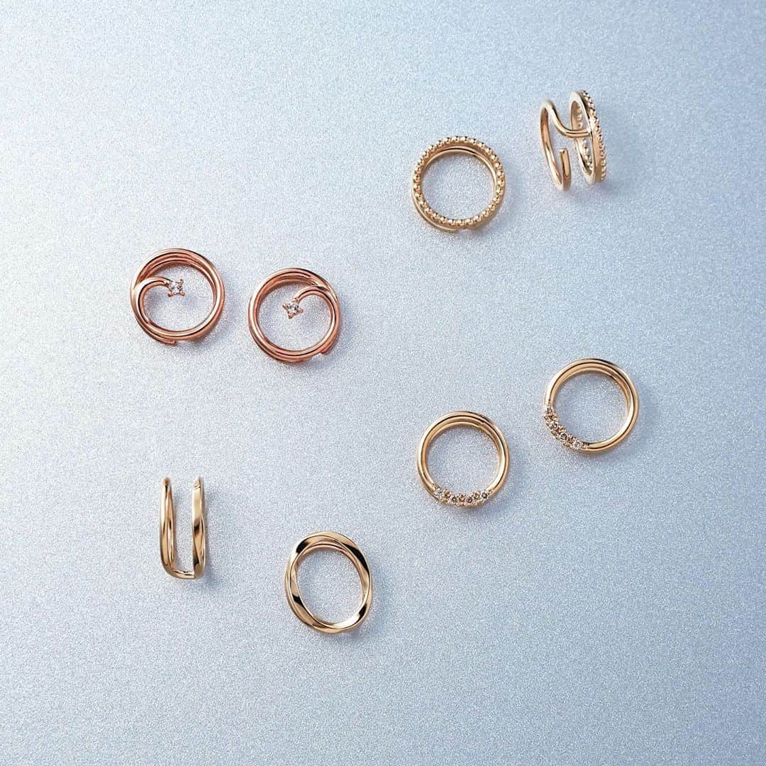 のインスタグラム：「《Loop Earring》﻿ -New Collection in June﻿ ﻿﻿ K10ゴールドならではの華奢なラインと、﻿ 上品なサイズ感で、女性らしく洗練された印象に。  ピアスのように見え、 チャームでアレンジも楽しめます。 ﻿﻿ #ete #エテ #newcollection」