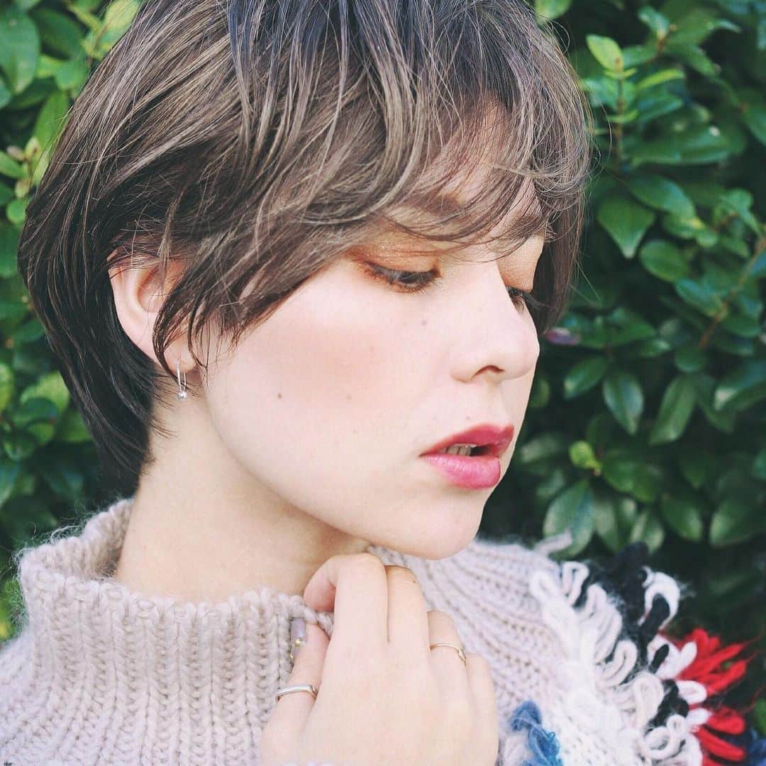 渡部幸也のインスタグラム：「ブリーチハイライトで立体感のあるカラーに、艶感のあるセミウェットなショートヘアもオススメです✨ 梅雨時期や夏に向けても、扱いやすくて可愛いです🙆‍♂️ #ヘアスタイル #ヘア #髪型 #ヘアカタログ #ヘアセット #ヘアアレンジ #パーマ #カラー #ヘアカラー #hair #恵比寿美容院 #代官山美容室 #代官山美容院 #美容学生 #サロン #中目黒美容室 #中目黒美容院 #恵比寿美容室 #サロンモデル #lala__hair #ヘアメイク #hpb_hair #中目黒 #代官山 #恵比寿 #渋谷 #ar_magazine #murua #emoda #snidel」
