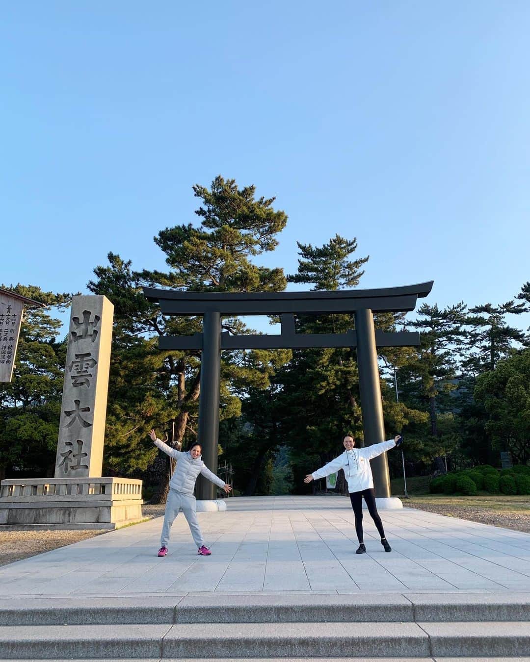 瀬間友里加のインスタグラム：「Good morning☀️今朝も起きてランニング🏃‍♀️身体を動かすと気持ちがいい😆 4月の挙式当日も妹と旦那さんとランニング🏃‍♀️快晴の中、空気が澄んでいて気持ちよかったなぁ💕#出雲大社 #morningrun #running」