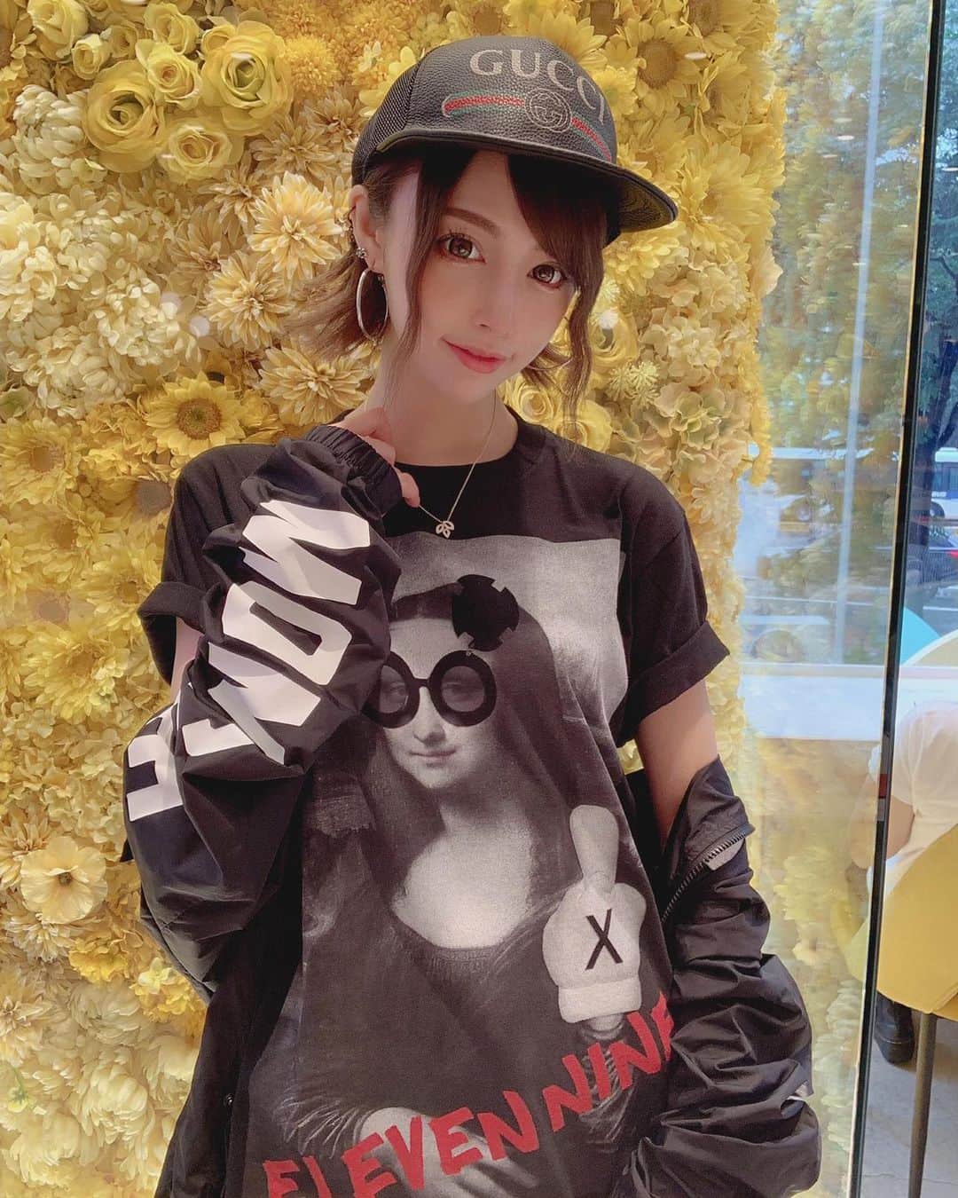 のインスタグラム：「昨日の #ootd 🥰 ブラックコーデにしてみた😈 ．  @eleven_nine99 のTシャツがコーデのメイン🤟 個性的で大好きなブランド(＊¯ω¯＊) ． アウターは #MONCLER キャップは #GUCCI だよ💋💋💋」