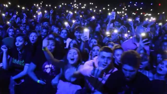 のインスタグラム：「Wherever @djbobbytrends is at we get it shakinnnnn!!! Come party with me!!!!! @litdigitaldjs @shaketheblock For bookings 917.471.0403 or djbobbytrendsbooking@Gmail.com- new aka  #crowdcontrol 🔥🔥🔥」