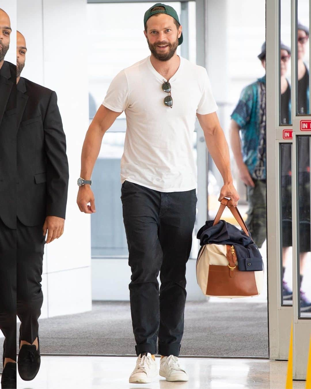 Just Jaredさんのインスタグラム写真 - (Just JaredInstagram)「Jamie Dornan was all smiles while making his way through JFK airport! #JamieDornan Photos: Backgrid」6月8日 11時29分 - justjared