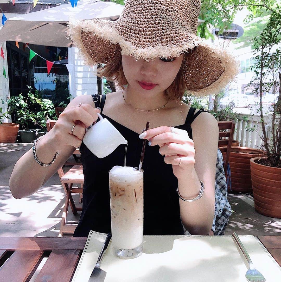 安中芙美さんのインスタグラム写真 - (安中芙美Instagram)「ㅤㅤㅤㅤㅤㅤㅤㅤㅤㅤㅤㅤㅤ ㅤㅤㅤㅤㅤㅤㅤㅤㅤㅤㅤㅤㅤ バンコクで飲んだ、 とっても美味しかったカフェラテ❤︎❤︎ ㅤㅤㅤㅤㅤㅤㅤㅤㅤㅤㅤㅤㅤ @jumelle0603 のワンピースと帽子👒  誕生日は、お気に入りの服で過ごしました ˙ᴥ˙ ♡ ㅤㅤㅤㅤㅤㅤㅤㅤㅤㅤㅤㅤㅤ #バンコク旅行 #バンコク」6月8日 11時36分 - fumitwinsworld