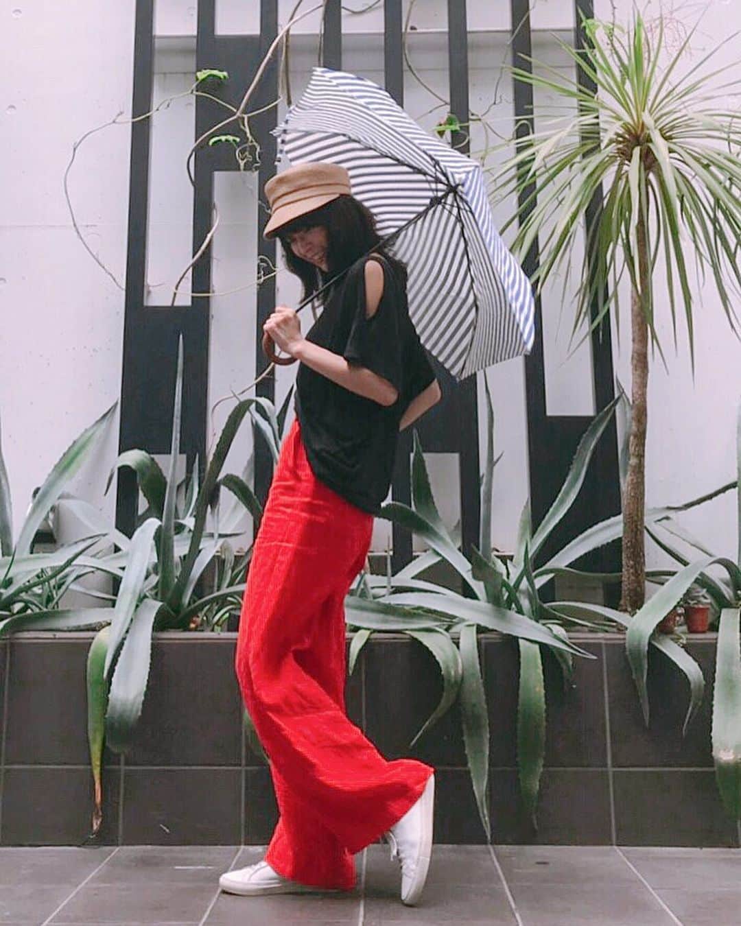 松井美緒さんのインスタグラム写真 - (松井美緒Instagram)「届いた！！！ . . 雨の日にも 晴れの日にも使える傘。 . . 梅雨に間に合ったぞ。 . . . やっぱり可愛い❤️ . . 今日は新宿までお出かけ。 届いたばかりのこの傘を 持って行こうっと😊 . . . @pradelle_umbrella . . . . #praddelle #元気 #カラフル #新宿 #お出かけ」6月8日 11時53分 - mio.matsui