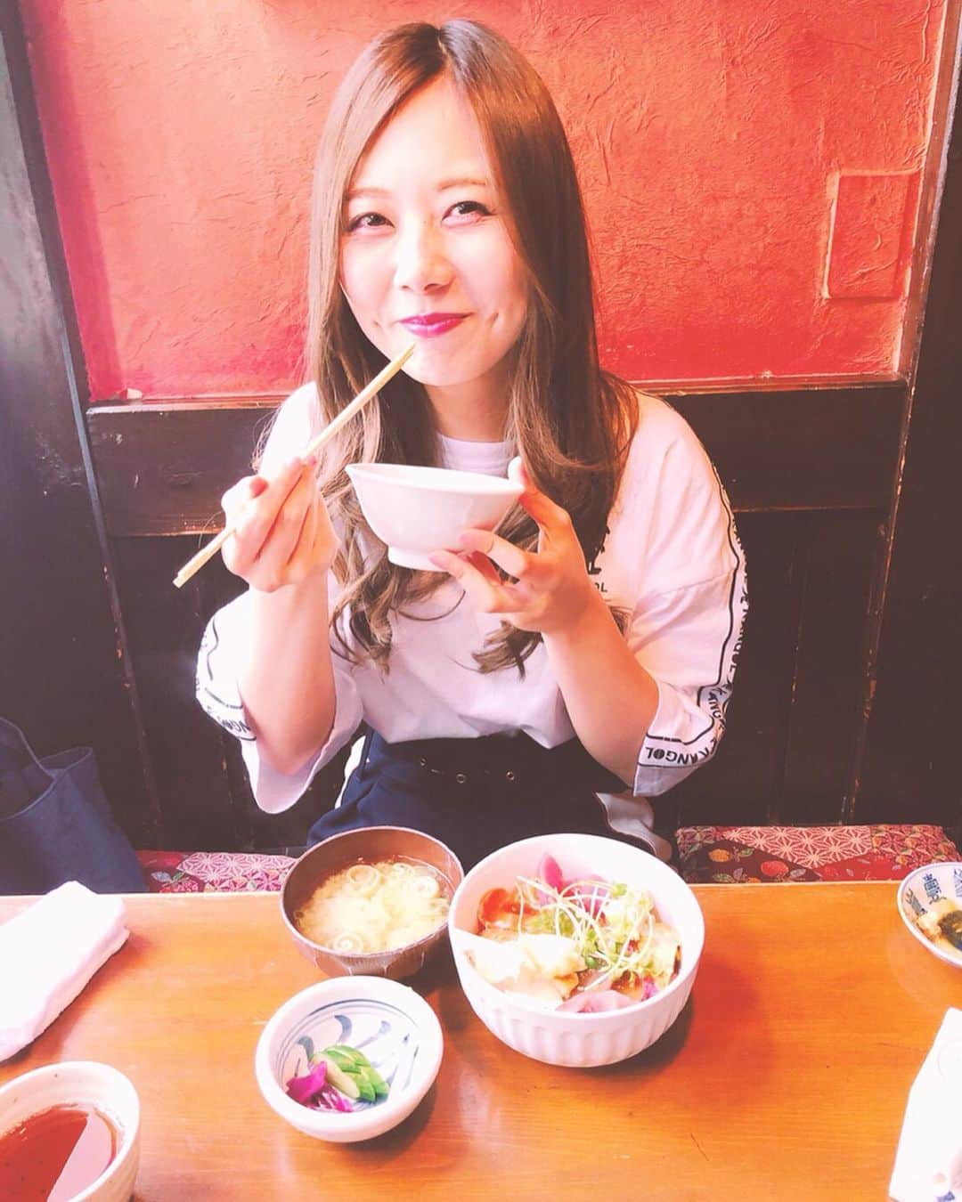西村季里子のインスタグラム：「・ 美味しくても楽しくても えくぼでちゃう☺️ えくぼってなんなん😊 大好きな先輩とランチした🍣💕 いつも優しくて(🤨?)だいすき💗 #ランチ#lunch #海鮮丼#和食 #えくぼ#えくぼってなんなん#すぐでる #刺される#笑ってって言われる#なんなん #smile#😊#KANGOL#Tシャツ#follow #followme」