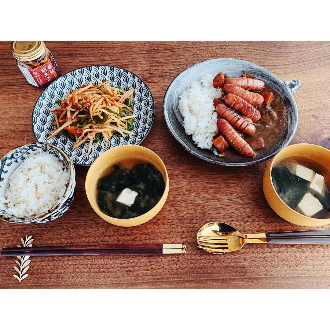 GENKINGの釜飯さんのインスタグラム写真 - (GENKINGの釜飯Instagram)「対照的なお昼😂 昔は同じ物食べてたけど、太るから違う物食べる日もある😅 #もやしキムチピーマン炒め #ウインナーカレー #genkingkitchen」6月8日 11時58分 - genkingkitchen