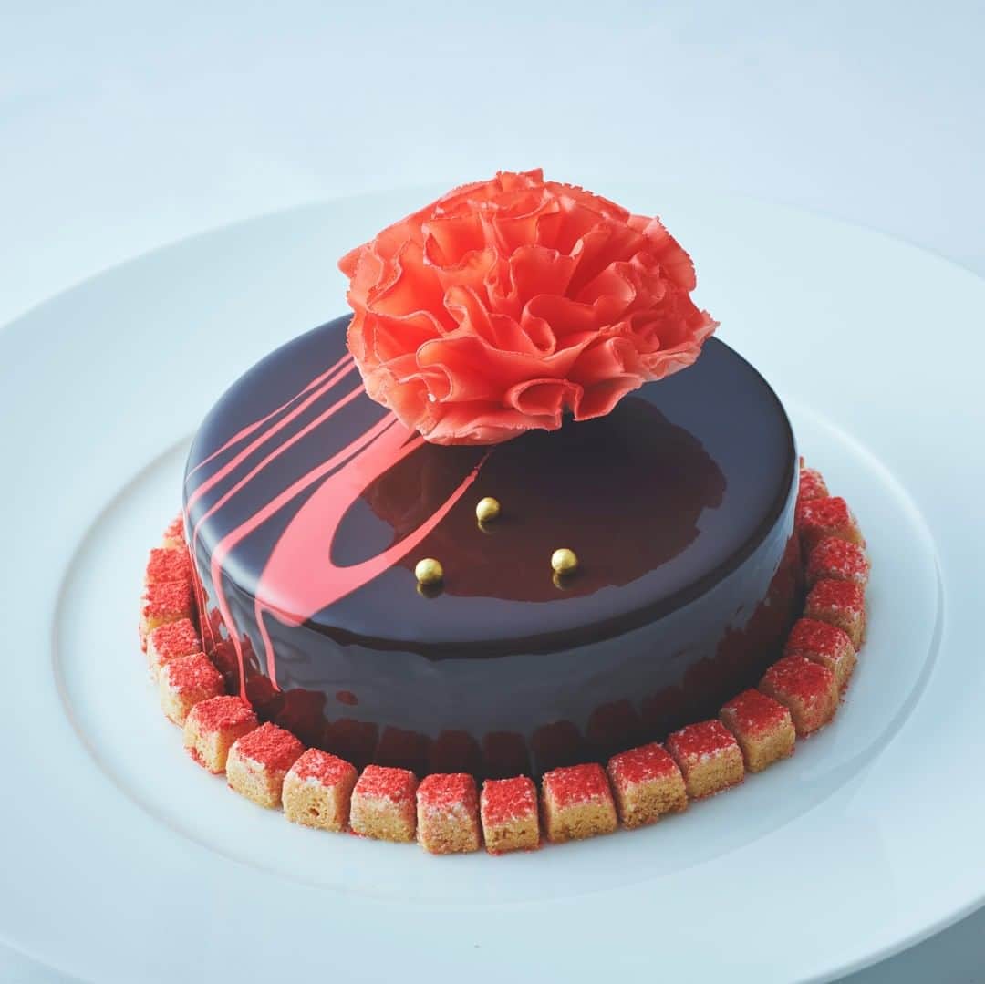 横浜ロイヤルパークホテルのインスタグラム：「6/16（日）は父の日！1Fケーキショップ「コフレ」では父の日にぴったりのケーキが、本日6/8（土）より販売開始です。日頃の感謝を形にして伝えてみませんか？  #横浜ロイヤルパークホテル #yokohamaroyalparkhotel #横浜 #yokohama #みなとみらい #minatomirai #ランドマークタワー #landmarktower #コフレ #父の日 #父の日ケーキ」