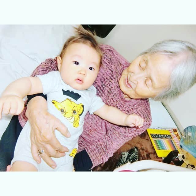 NON-Pさんのインスタグラム写真 - (NON-PInstagram)「おばあちゃんに「ひ孫を抱かせてあげたい👶🏻❣️🤱🏻」 ってゆう夢が叶いました👶🏻❤️ ・ めちゃ喜んでくれてる👍❤️👍❤️ ・ 友優心が、みんなを笑顔にしてくれる👶🏻🌟🌟🌟 友優心のおかげで、少しは親孝行＆おばあちゃん孝行出来たかな…👶🏻❣️❣️ いや、まだまだだな…‼️ だから、 まだまだ元気で長生きしてね👵🏻👵🏻🙏💫 ・ ・ #ひ孫 #孫 #ひいおばあちゃん #おばあちゃん #👵🏻 #親孝行 #おばあちゃん孝行 #tokyo #hiroshima #👶🏻 #baby #boy #息子 #family #happy #smile  #友優心 #ゆうしん #yuushin #甘えん坊 #cute #🤱🏻 #家族 #papa #mama #宝物 #mylove #iloveyou #愛してる」6月8日 12時02分 - nonp_mam