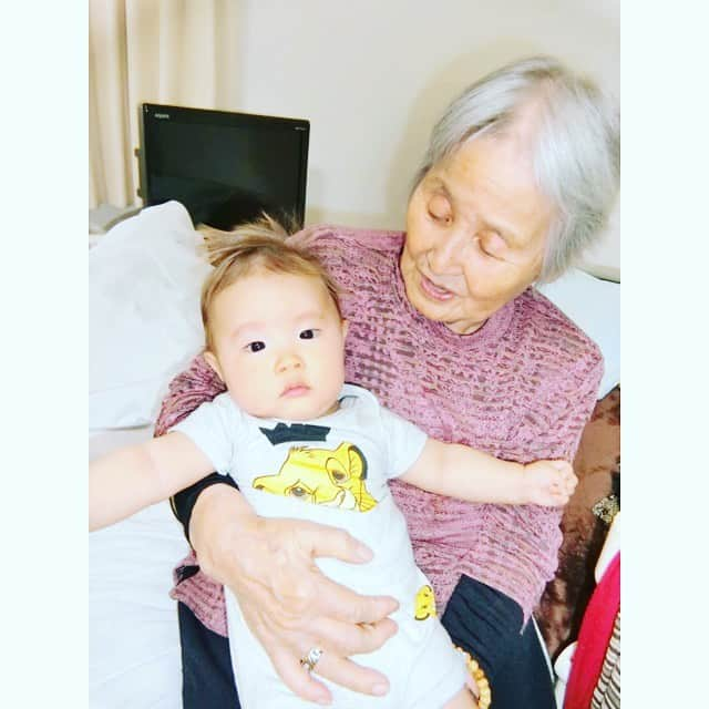 NON-Pさんのインスタグラム写真 - (NON-PInstagram)「おばあちゃんに「ひ孫を抱かせてあげたい👶🏻❣️🤱🏻」 ってゆう夢が叶いました👶🏻❤️ ・ めちゃ喜んでくれてる👍❤️👍❤️ ・ 友優心が、みんなを笑顔にしてくれる👶🏻🌟🌟🌟 友優心のおかげで、少しは親孝行＆おばあちゃん孝行出来たかな…👶🏻❣️❣️ いや、まだまだだな…‼️ だから、 まだまだ元気で長生きしてね👵🏻👵🏻🙏💫 ・ ・ #ひ孫 #孫 #ひいおばあちゃん #おばあちゃん #👵🏻 #親孝行 #おばあちゃん孝行 #tokyo #hiroshima #👶🏻 #baby #boy #息子 #family #happy #smile  #友優心 #ゆうしん #yuushin #甘えん坊 #cute #🤱🏻 #家族 #papa #mama #宝物 #mylove #iloveyou #愛してる」6月8日 12時02分 - nonp_mam