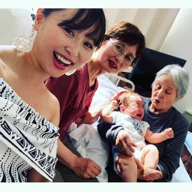 NON-Pさんのインスタグラム写真 - (NON-PInstagram)「おばあちゃんに「ひ孫を抱かせてあげたい👶🏻❣️🤱🏻」 ってゆう夢が叶いました👶🏻❤️ ・ めちゃ喜んでくれてる👍❤️👍❤️ ・ 友優心が、みんなを笑顔にしてくれる👶🏻🌟🌟🌟 友優心のおかげで、少しは親孝行＆おばあちゃん孝行出来たかな…👶🏻❣️❣️ いや、まだまだだな…‼️ だから、 まだまだ元気で長生きしてね👵🏻👵🏻🙏💫 ・ ・ #ひ孫 #孫 #ひいおばあちゃん #おばあちゃん #👵🏻 #親孝行 #おばあちゃん孝行 #tokyo #hiroshima #👶🏻 #baby #boy #息子 #family #happy #smile  #友優心 #ゆうしん #yuushin #甘えん坊 #cute #🤱🏻 #家族 #papa #mama #宝物 #mylove #iloveyou #愛してる」6月8日 12時02分 - nonp_mam