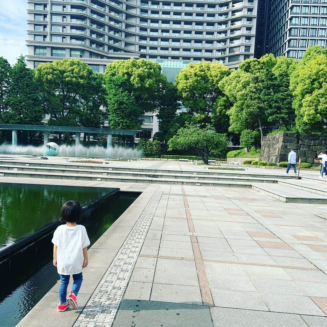 大和田美帆さんのインスタグラム写真 - (大和田美帆Instagram)「東京で生まれ育ったのに 初めて皇居の近くまで行きました。 (ワガコ疲れてしまい皇居までたどり着けず、、次回再チャレンジ) .  美しかった！ . .  #和田倉噴水公園 #皇居 ちかく #パレスホテル東京 となり #東京駅 ちかく #シンメトリー #整列 #ライトが並んでる」6月8日 12時02分 - miho_ohwada