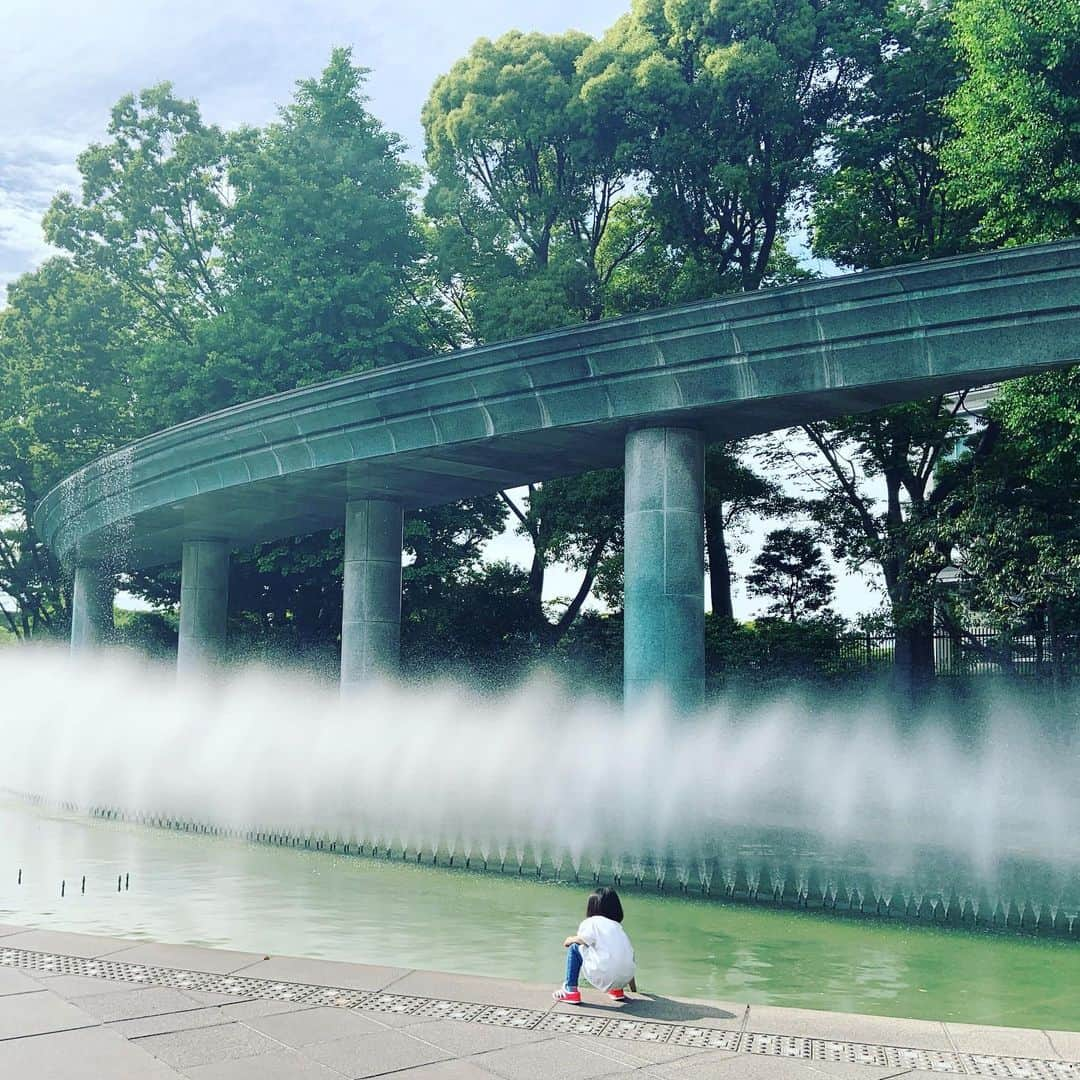 大和田美帆さんのインスタグラム写真 - (大和田美帆Instagram)「東京で生まれ育ったのに 初めて皇居の近くまで行きました。 (ワガコ疲れてしまい皇居までたどり着けず、、次回再チャレンジ) .  美しかった！ . .  #和田倉噴水公園 #皇居 ちかく #パレスホテル東京 となり #東京駅 ちかく #シンメトリー #整列 #ライトが並んでる」6月8日 12時02分 - miho_ohwada