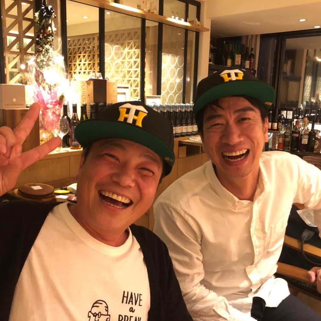 土肥ポン太さんのインスタグラム写真 - (土肥ポン太Instagram)「テンダラー浜本君から誕生日プレゼントを頂きました〜！阪神タイガースのお揃いのキャップ‼️わーい♫ せやねん！でお世話になってる上村シェフからもシャンパン頂きました😋 ありがとうございます🙇‍♀️ 素敵な38歳の年になりそうです👌 #テンダラー浜本  #土肥ポン太 #ジョバノット #阪神タイガース」6月8日 12時02分 - dohi_ponta