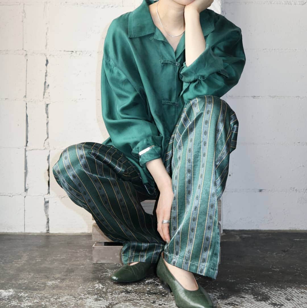 吉祥寺 古着屋 Orfeoのインスタグラム：「All Green Style  #Orfeo #Kichijoji #Tokyo #vintage #used #fashion #coodinate #outfits #オルフェオ #吉祥寺 #東京 #古着 #古着屋 #ヴィンテージ #ユーズド #ファッション #コーディネート 掲載商品のお問い合わせはメールにて承っております。コメント、DMでのお問い合わせは受け付けておりませんのでご了承ください。」