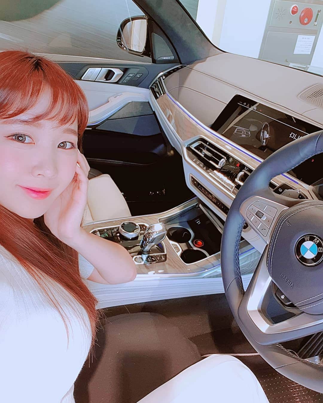 ウェイ さんのインスタグラム写真 - (ウェイ Instagram)「BMWx7 너무이뻤어요.. 갖고싶다 이녀석 크리스탈 기어봉 대박😉  #bmwx7 #x7 #차리뷰 #carreview #wayland #yt #웨이랜드 #firstedition」6月8日 12時13分 - baysunny