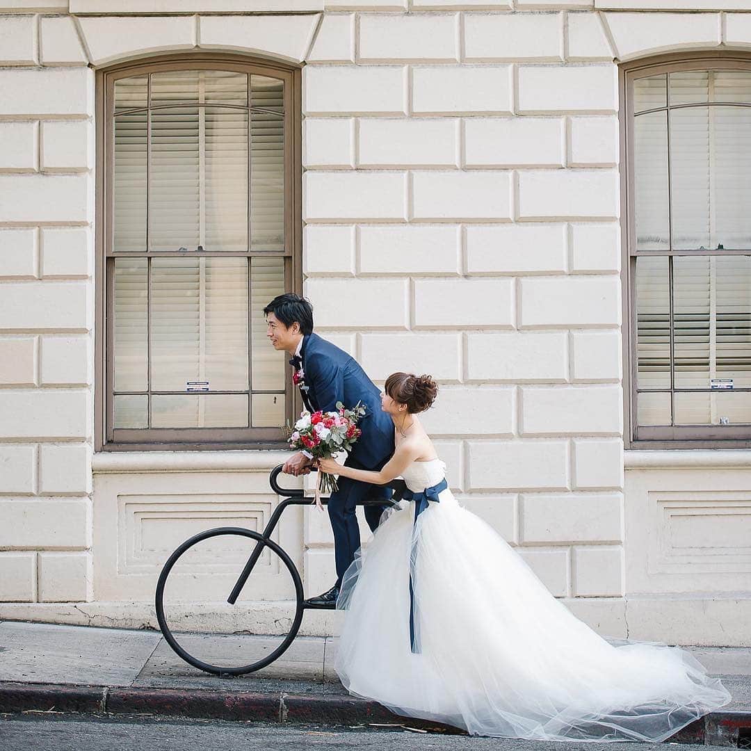 ゼクシィさんのインスタグラム写真 - (ゼクシィInstagram)「【きゅん💓なウエディングショットをご紹介📷🎵】 . #ゼクシィ2019 のハッシュタグをつけて 投稿頂いた中から、思わずキュン😍しちゃう 写真をご紹介していきます☺️ . 1枚目は、ハワイでのダウンタウンフォト✨ まるで自転車を漕いでいるような1枚にきゅん😝 そっと新郎を支える新婦の姿もかわいらしくて素敵💕 @szk__wedding さま . 2,3枚目は、クロージングハグショット！ ゲストに手を振る自然なふたりの笑顔にきゅん😊👋💗 バックのグリーンと、柔らかな陽の光も ふたりを祝福してくれているよう🍃☀️ @lva__wd さま . 4,5枚目は、まるで森の中？な前撮りショットにきゅん😌❣️ ガラスに反射したふたりの姿も幻想的👰🤵✨ . 6,7枚目は同じ新郎新婦のブーケ＆ブートニア。 ザ・ホワイト！真っ白な花材にアネモネ、 ぴょんぴょん飛び出た スイートピーがアクセントに💐💕 @knwed0522 さま . +♥+:;;;:+♥+:;;;:+♥+:;;;:+♥+:;;;:+♥+:;;;:+♥ . プロポーズから結婚式まで素敵なお写真募集中！ . ゼクシィ公式アカウントでお写真を紹介してみませんか？ 【#ゼクシィ2019】 を付けて投稿してください📷🌟 . +♥+:;;;:+♥+:;;;:+♥+:;;;:+♥+:;;;:+♥+:;;;:+♥ . ▼花嫁さんダウンロード数No.1 ゼクシィアプリはURLから💎 @zexyrecruit . #前撮り#前撮りポーズ#ハワイ前撮り#ダウンタウンフォト#クロージングハグ _ #ロケフォト#ヘアアレンジ#挙式ヘア#お色直しヘア#ブライダルヘアメイク#ヘアアクセ#ヘッドドレス#ウェディングヘア#二次会ヘア _ #ヘアメイク#お呼ばれヘア#ヘッドアクセ#ブライダルヘア#卒花嫁#前撮り指示書#ドレスレポ#全国のプレ花嫁さんと繋がりたい#日本中のプレ花嫁さんと繋がりたい#trunkhotelwedding _ #trunk花嫁#ゼクシィ#ちーむゼクシィ#プロポーズされたらゼクシィ」6月8日 12時13分 - zexyrecruit