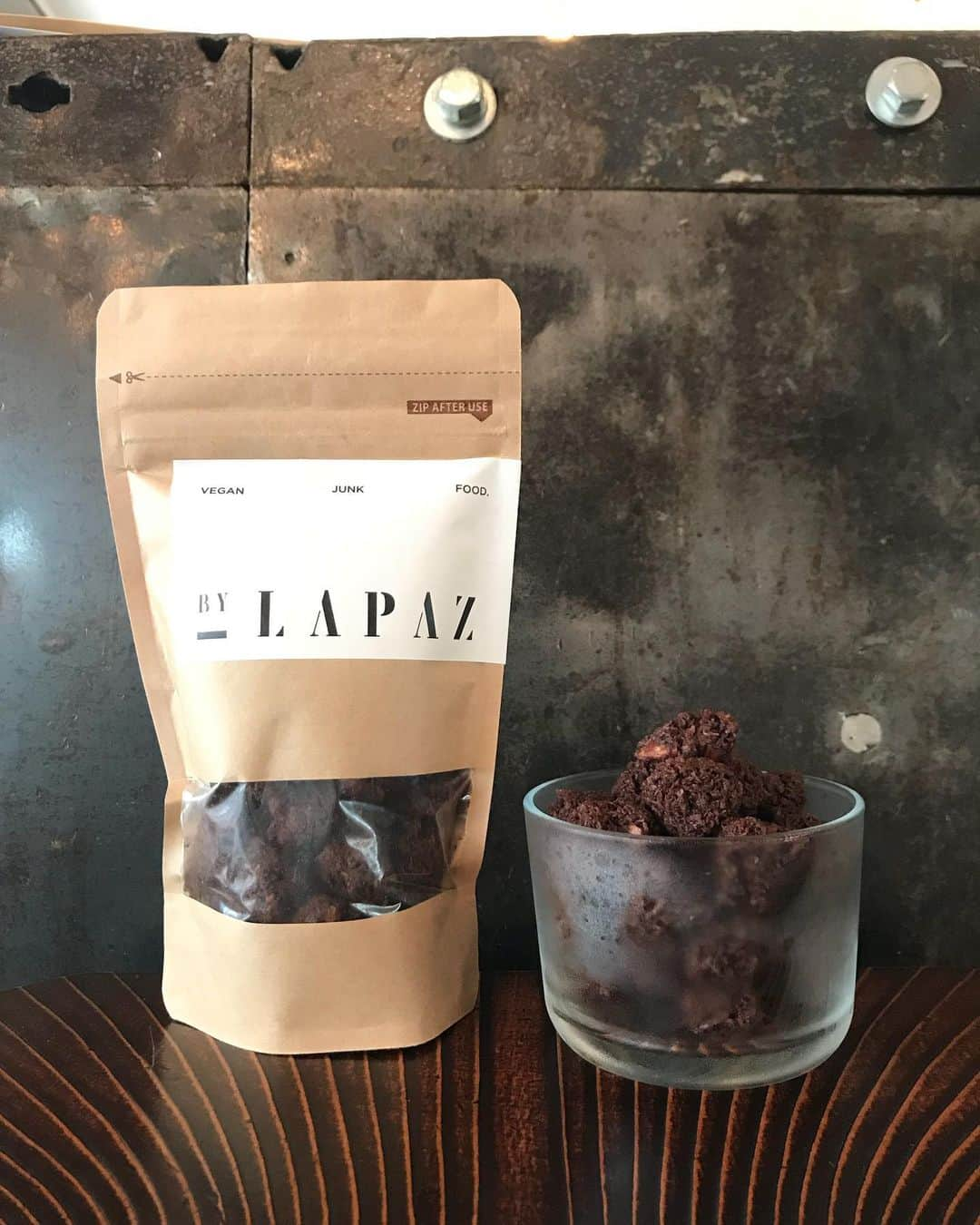 ORGANIC TABLE BY LAPAZさんのインスタグラム写真 - (ORGANIC TABLE BY LAPAZInstagram)「ORIGINAL ORGANIC SNACK  COCONUTS CRUNCH  ORGANIC CACAO 🥥  こんにちはLAPAZです😊 今日はLAPAZの美味しさをお持ち帰りできる、LAPAZ ORIGINAL ORGANIC SNACKをご紹介☝️ オーガニックカカオをたっぷりと贅沢に使用し、無漂白のオーガニックココナッツとメープルシロップを使用した、グルテンフリー、シュガーフリーのザクザク食感が美味しいココナッツクランチです！  これからの季節は、 冷蔵庫で冷やすのがおススメですよ☝️ 口の中に入れると冷たいクランチがザクザクしてカカオの香りが広がってとっても美味しいですよ😃 ぜひ、ご自宅でもお試しくださいね😊  ココナッツクランチはカカオと他に 京都の宇治抹茶をたっぷり使用した抹茶味もおすすめですよ🍵  LAPAZのホームページのオンラインショップからも購入が可能になりました😊 LAPAZから全国へ発送が可能なので、大切な方へのプレゼントやご家族の方とご一緒に美味しさをお楽しみくださいね😉  今日も素敵な一日をお過ごしください🌈 Have A Nice Day 🙌❤️ #orgnictablebylapaz  #organicsnacks  #glutenfree #sugarfree #plantbasedfood  #tokyovegan #vegatokyo  #veganfaste #veganjunkfood #huffposttastaste #beautifulcusines #theweekoninstagram #instagramjapon #livetravelchannel #vegan #veggies #organic #tokyo #japan  LAPAZではスタッフを募集中です！詳しくはDMでお問い合わせください！ #lapazスタッフ募集中  #organiccraftbeer #biodynamicwine  #LAPAZスタッフ募集中 #調理補助スタッフ  #バリスタ経験あり 詳しくはDMでお問い合わせください！」6月8日 12時24分 - organic_table_by_lapaz