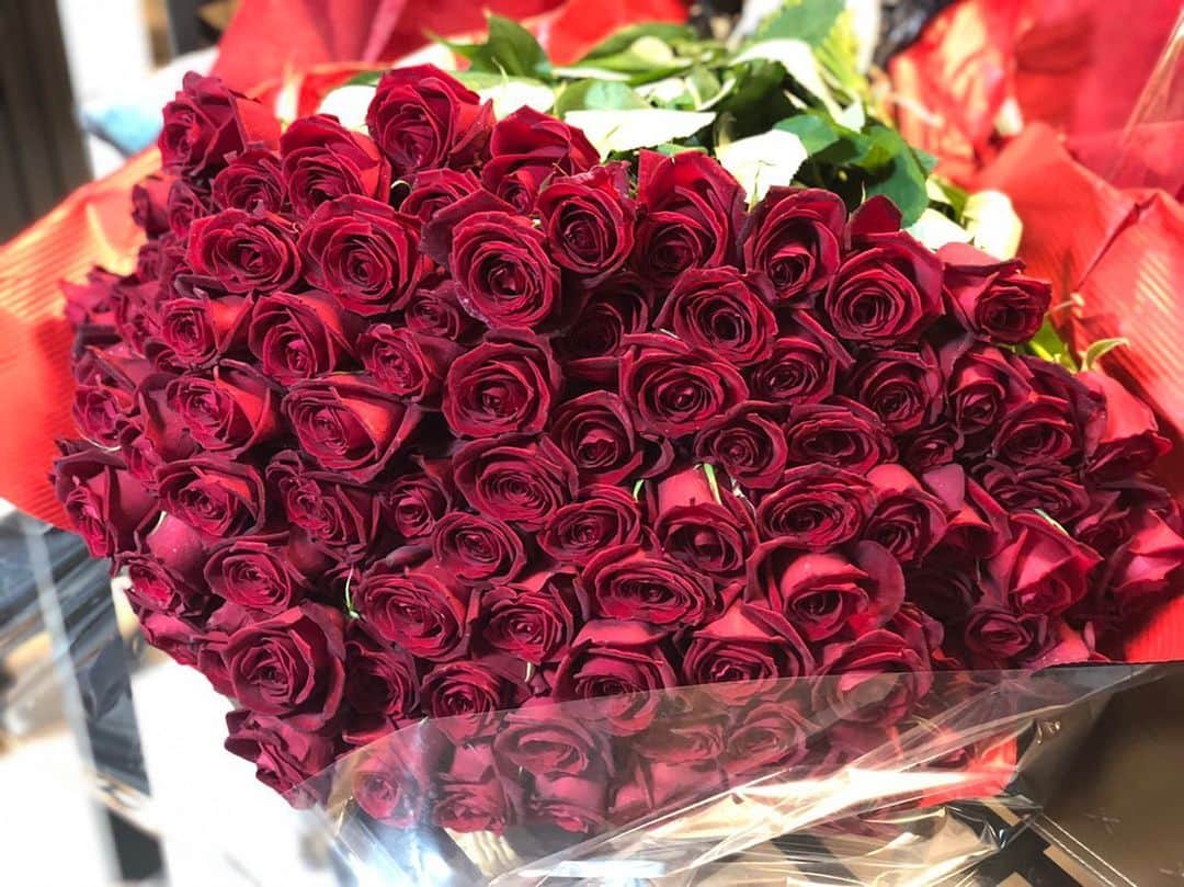 戸根千明のインスタグラム：「‪私事ですが、結婚したことを報告させていただきます。‬ ‪非常に明るく太陽のような存在である妻の誕生日に合わせてこの日に発表させていただきました。‬ ‪これから一家の大黒柱となり、これまで以上に自覚と責任を持ち夫婦共々頑張っていきたいと思います。‬ ‪これからも暖かいご声援よろしくお願いします。‬ 写真は妻にプロポーズの時に送ったバラです。 #99本のバラ#結婚#妻の誕生日#これからもよろしくお願いします#ありがとう」
