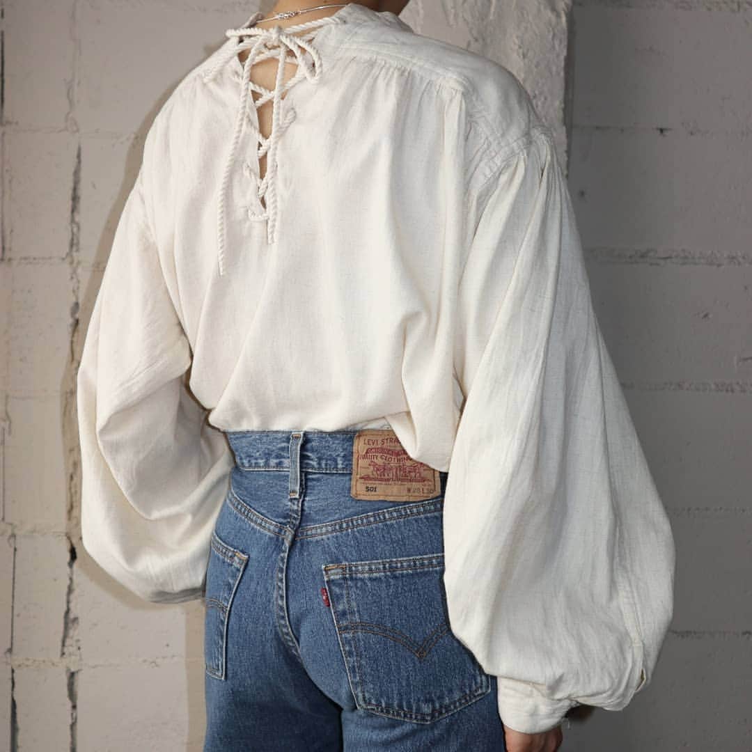 吉祥寺 古着屋 Orfeoのインスタグラム：「Lace Up Volume Sleeve Blouse  #Orfeo #Kichijoji #Tokyo #vintage #used #fashion #coodinate #outfits #オルフェオ #吉祥寺 #東京 #古着 #古着屋 #ヴィンテージ #ユーズド #ファッション #コーディネート  掲載商品のお問い合わせはメールにて承っております。コメント、DMでのお問い合わせは受け付けておりませんのでご了承ください。」